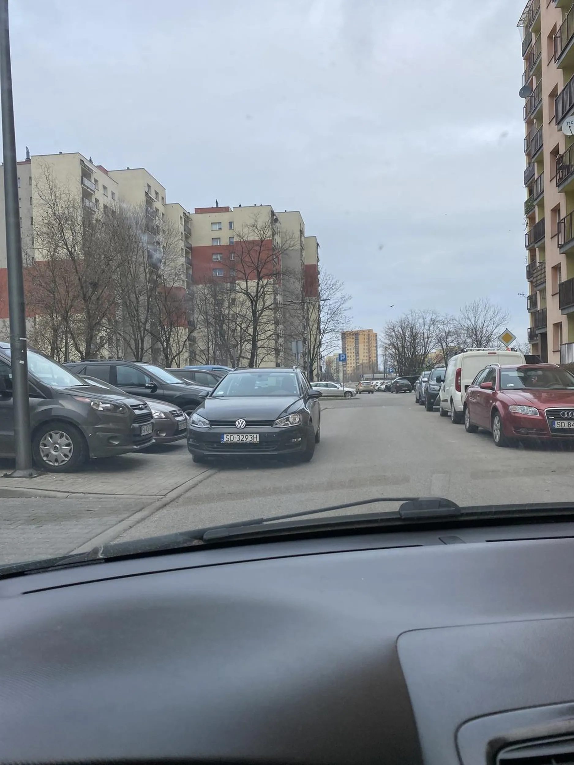 na ulicy na której w ogóle nie ma miejsca ten geniusz zajął go jeszcze więcej