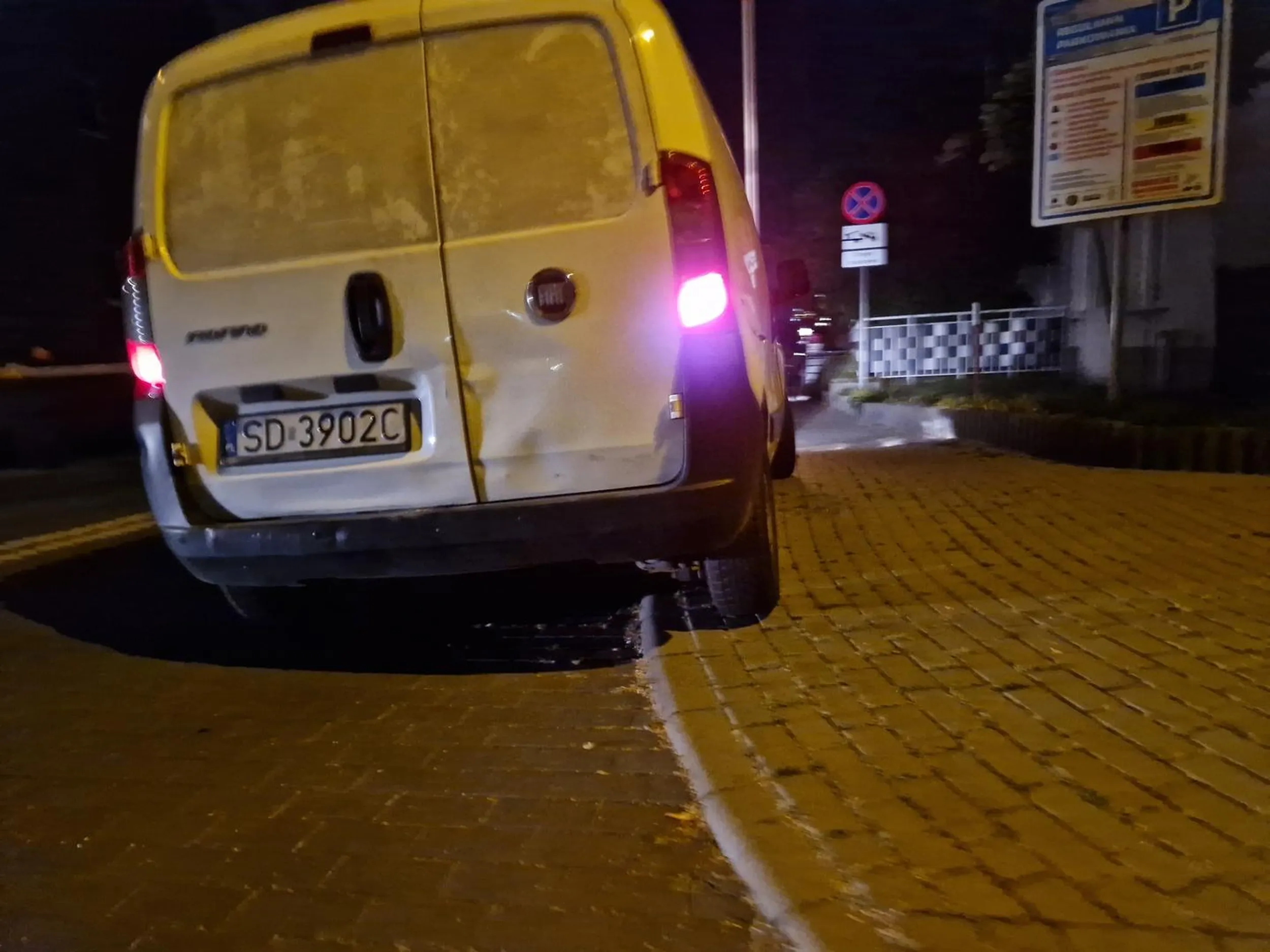 Kierujący wysiadł z pojazdu pozostawiając go z włączonym silnikiem zastawiając przy tym wjazd na osiedle. Dodatkowo, jak widać na zdjeciu, przed pojazdem znak B-36, jednak ani znak ani szlaban wjazdowy nie powstrzymały kierującego przed złamaniem przepisów i utrudnieniem ruchu mieszkańcom. Zaznaczę też, że w pobliżu jest kilka parkingów, z których można skorzystać :).