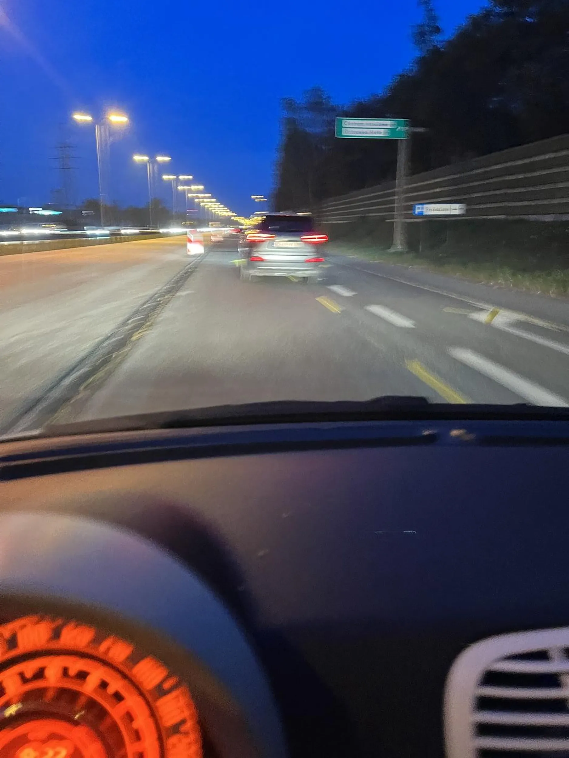 Pani zdecydowanie wybrała za duży samochód jak na swoje umiejętności. Jeździ dwoma pasami, trąbienie i długie światła nie pomagają Pani w wyborze prawego albo lewego pasa. Ch*j nie kierowca.