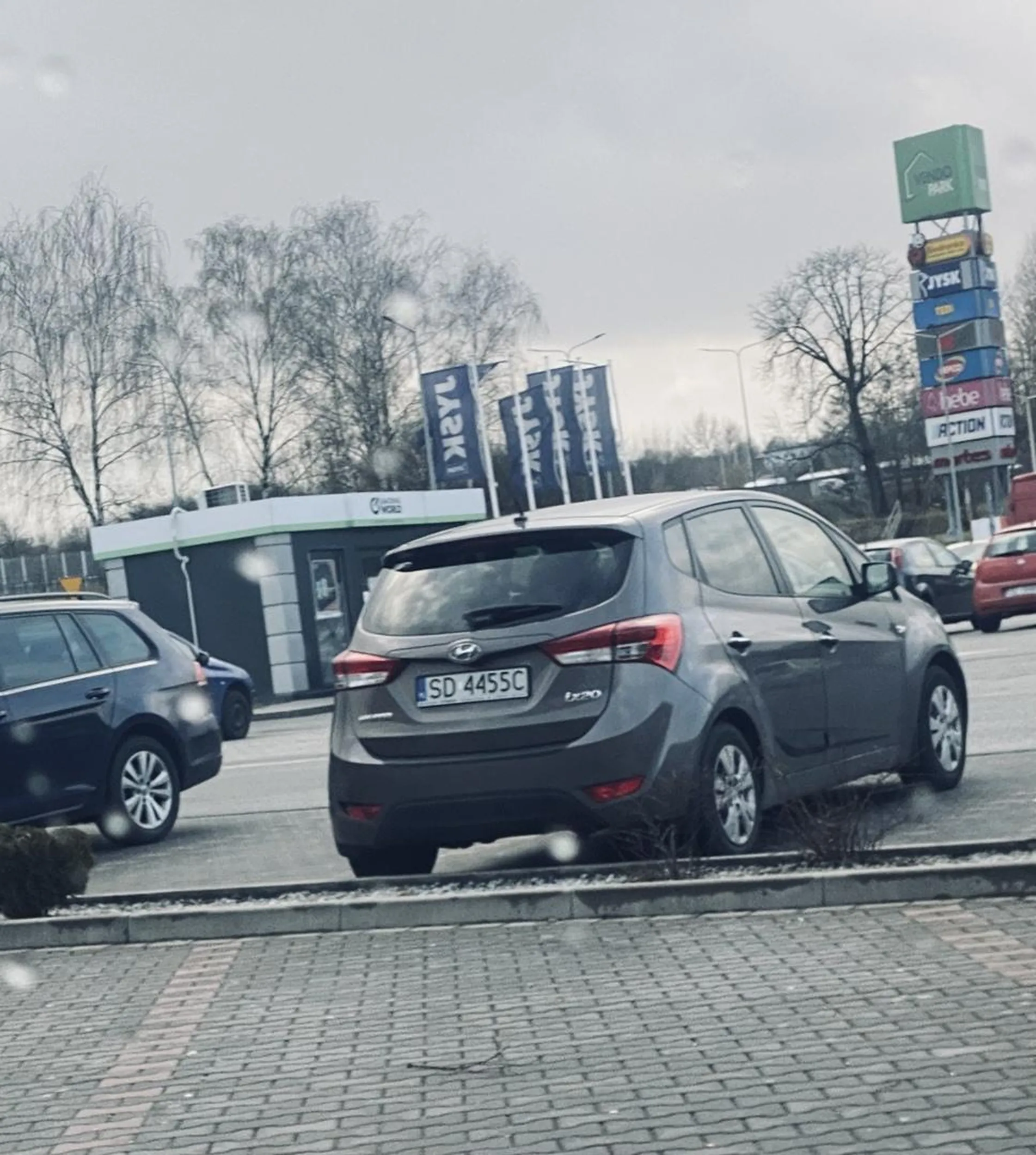 Kierowca tego samochodu ewidentnie uważa za ulica jest cała jego . Szedł przed samochodami jak by był królem szosy i miał pierwszeństwo pieszo i nie tylko , prostak cham i nie powiem co jeszcze