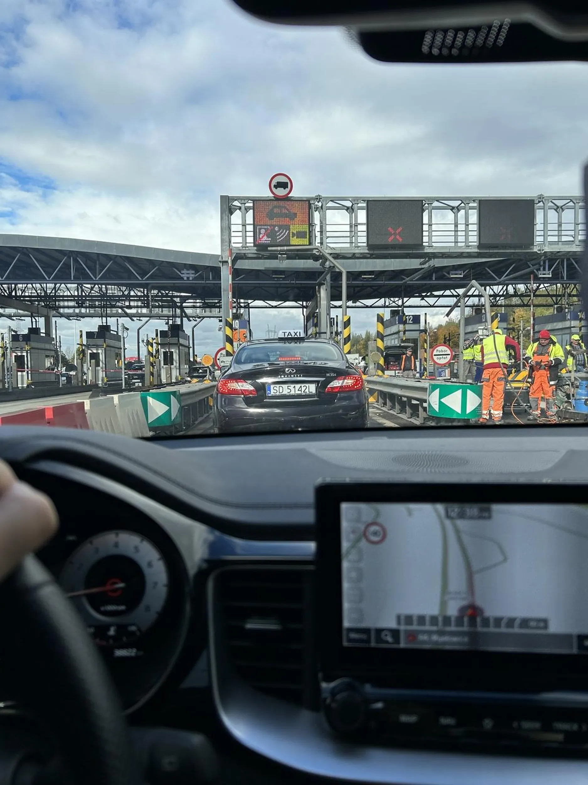 Cham drogowy ścinający zjazd na bramki prawie uszkadzając dwa pojazdy.