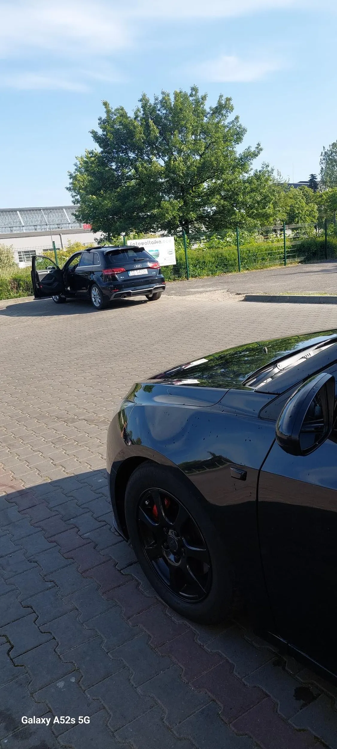 Blondynka która nie nie potrafi parkować   zastawiła wjazd do paczkomatu