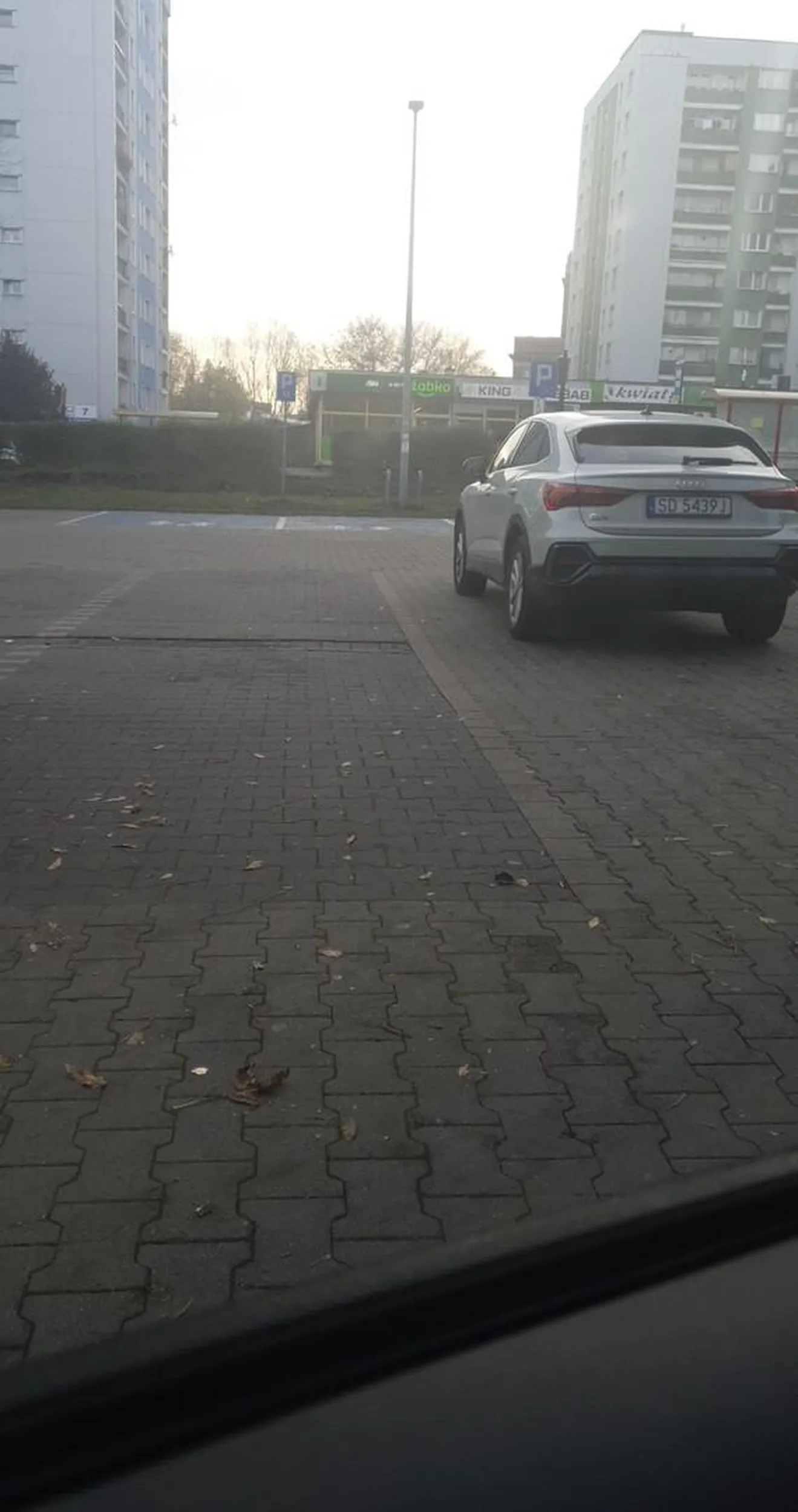 Marka zobowiązuje  0000+0  wszędzie pusto A do sklepu trza wjechać