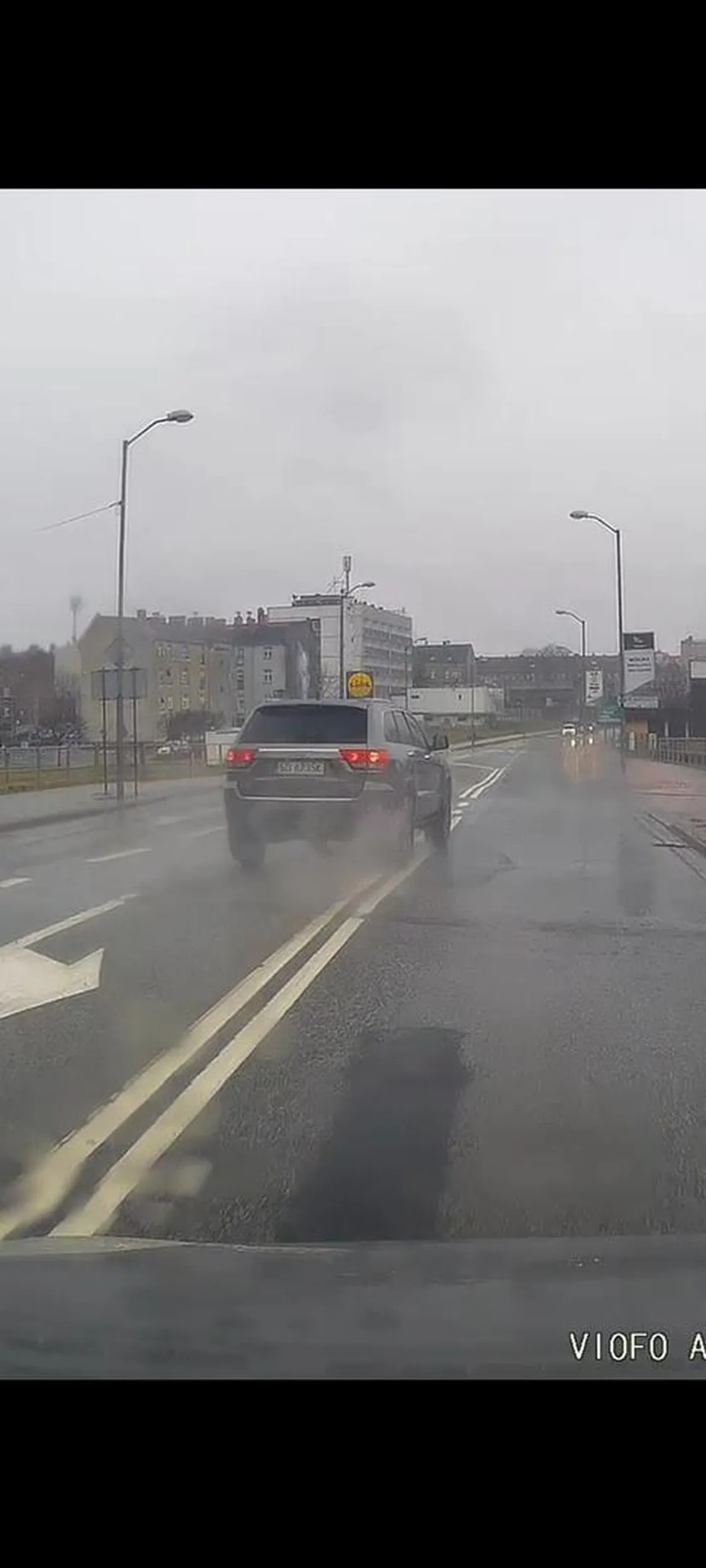 Dumny właściciel jeepa z orzeszkiem zamiast mózgu