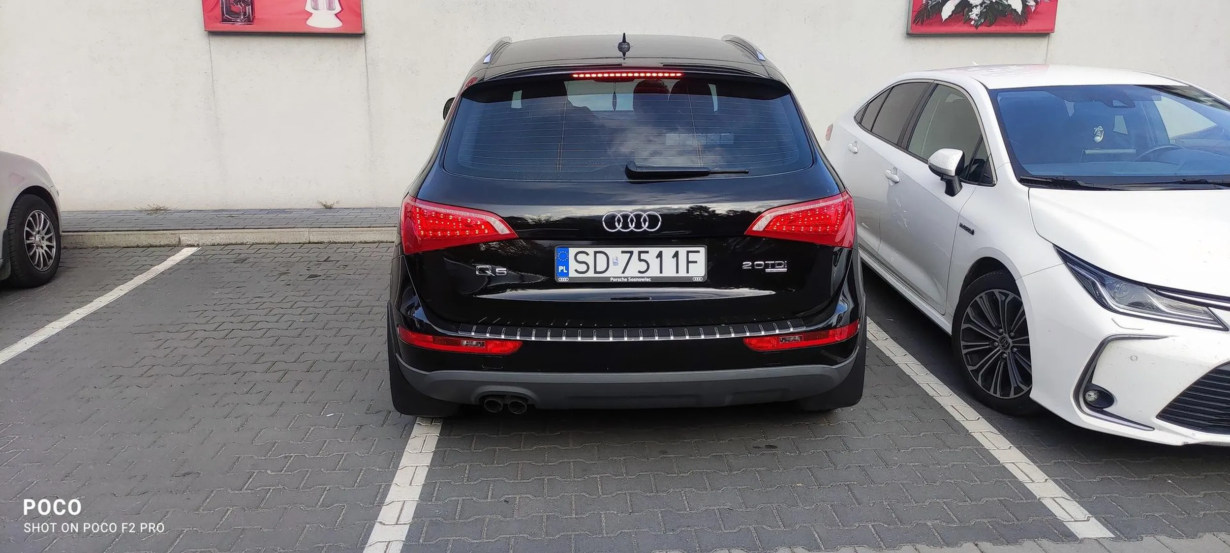 Stałem po lewej stronie. W miarę równo między liniami. Pani wielce oburzona, zaczęła wyzywać itp. że nie ma jak wsiąść do samochodu.