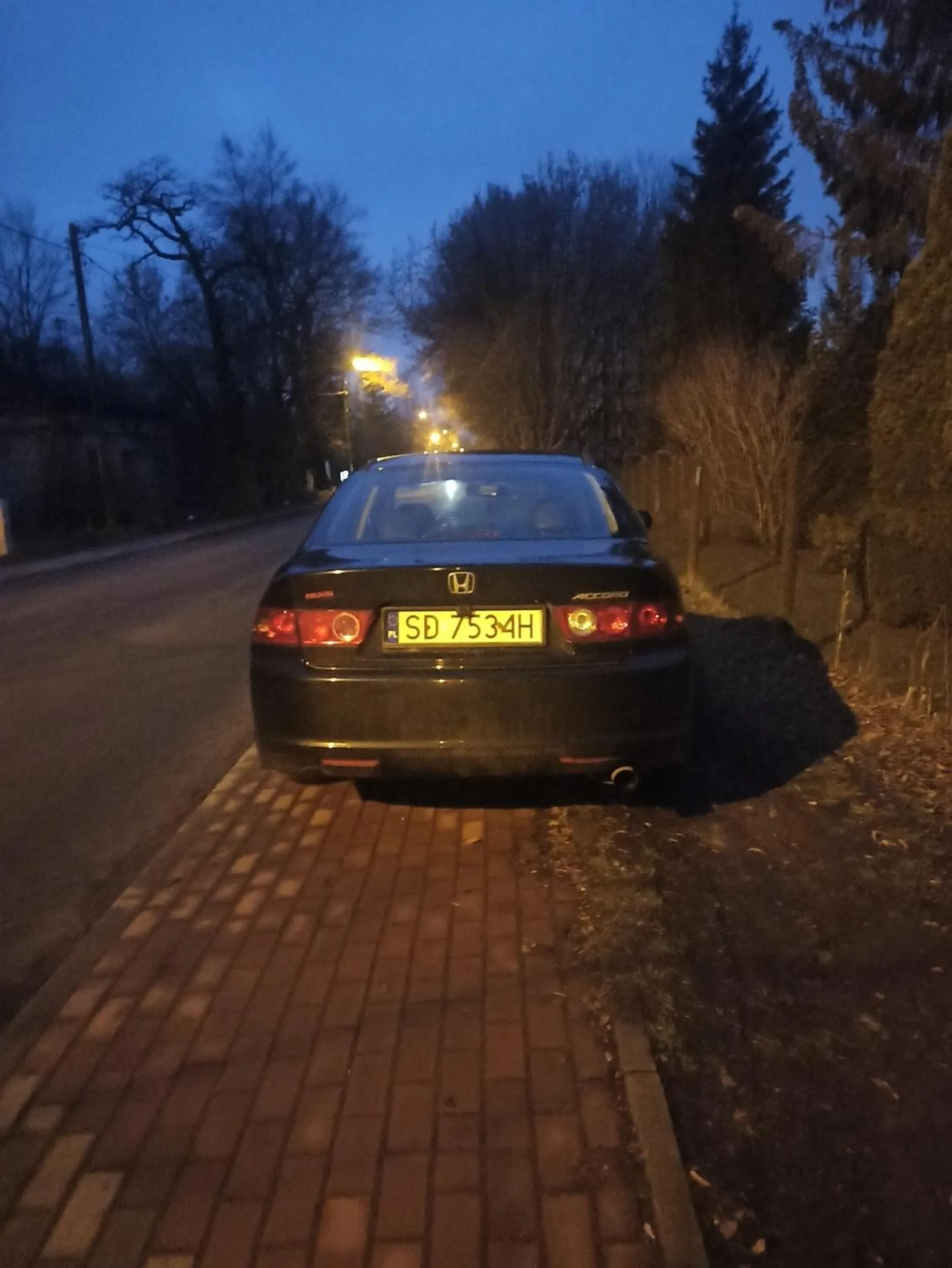 Mimo działki parkuje na chodniku, auto stoi tak drugi dzień blokując przejście. Sytuacja zdarza się nagminnie