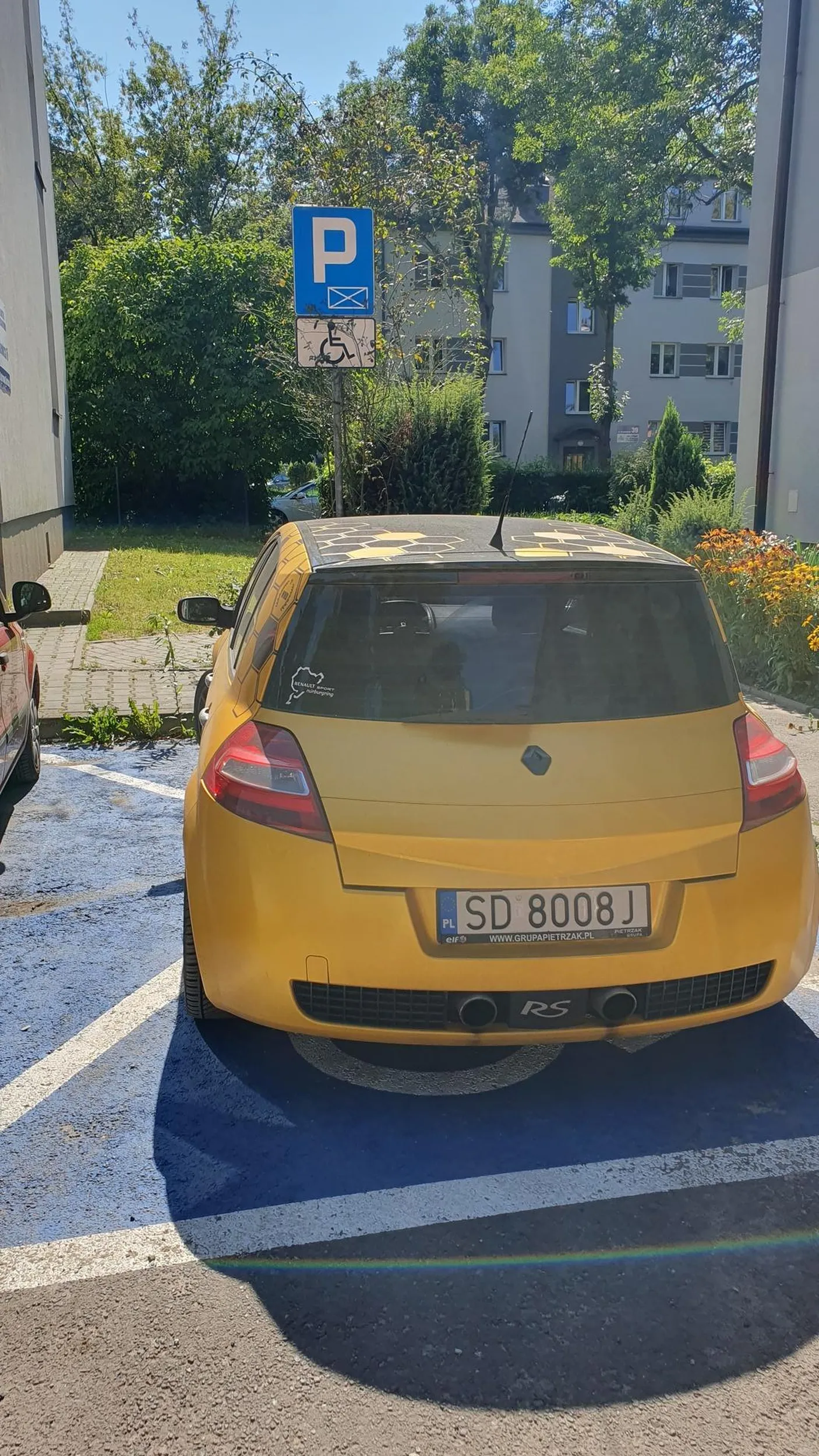 Parkuje na miejscu przeznaczonym dla inwalidy.