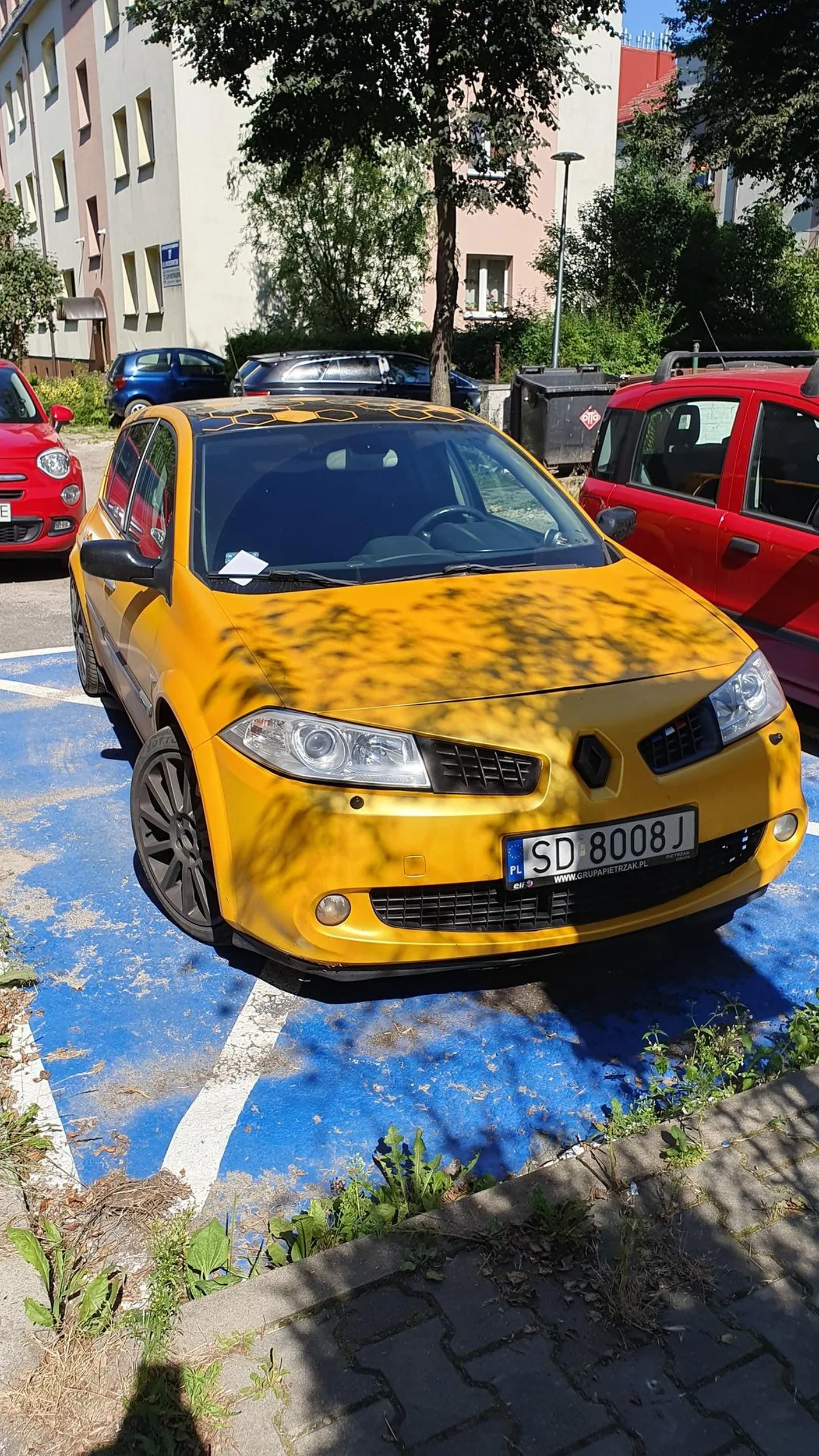 Parkuje na miejscu przeznaczonym dla inwalidy.