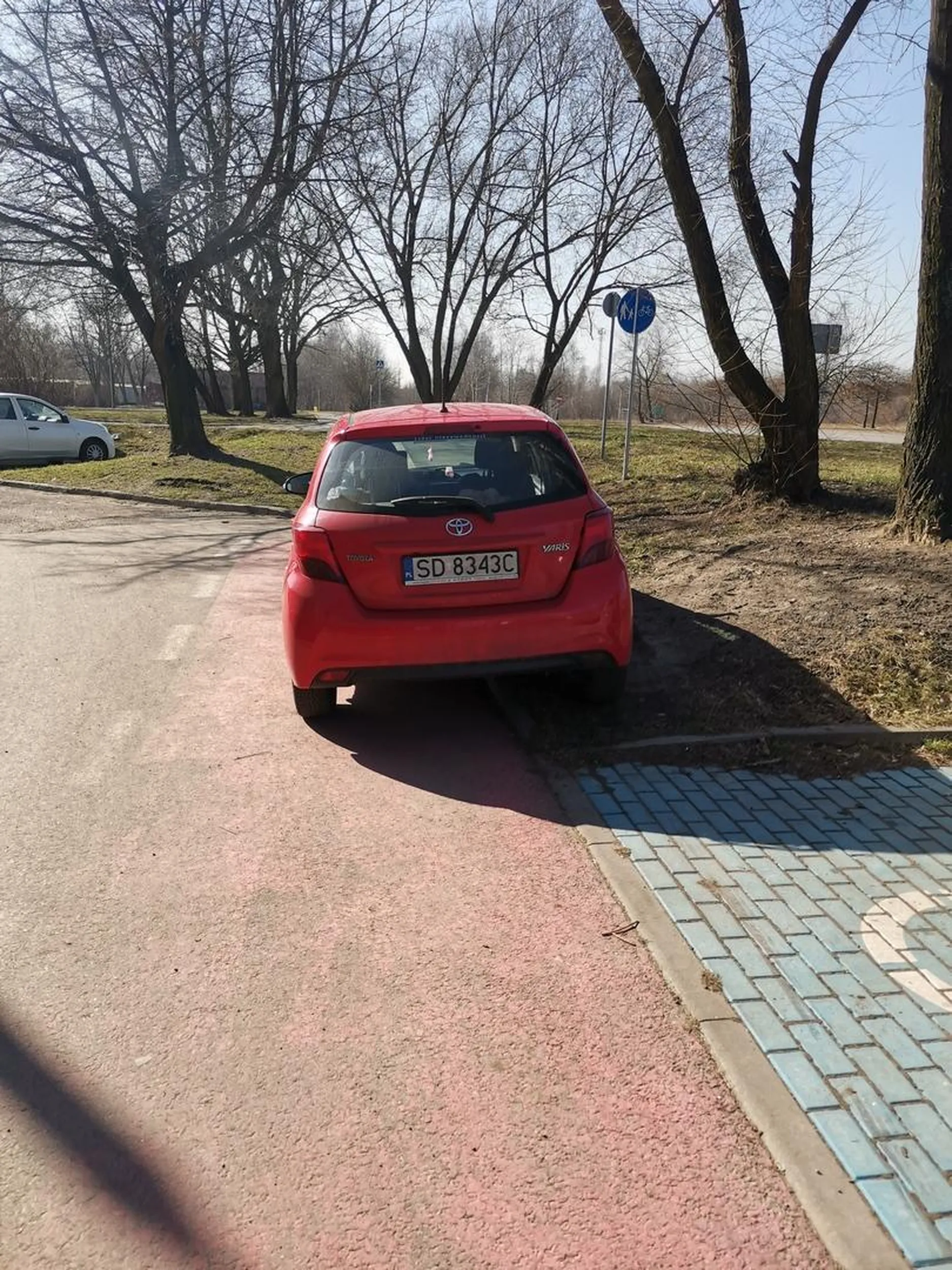 A stanę kawałek na trawniczku, a kawałek na drodze rowerowej, może się zmieści jakiś rowerzysta. 03.03.2021