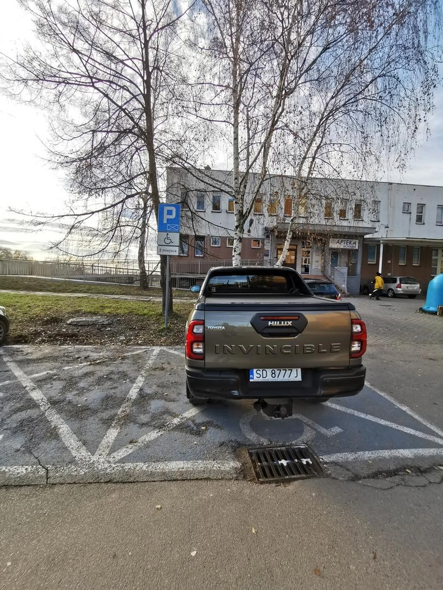 Miejsce dla osób niepełnosprawnych, a co mnie to obchodzi, ja muszę zaparkować!