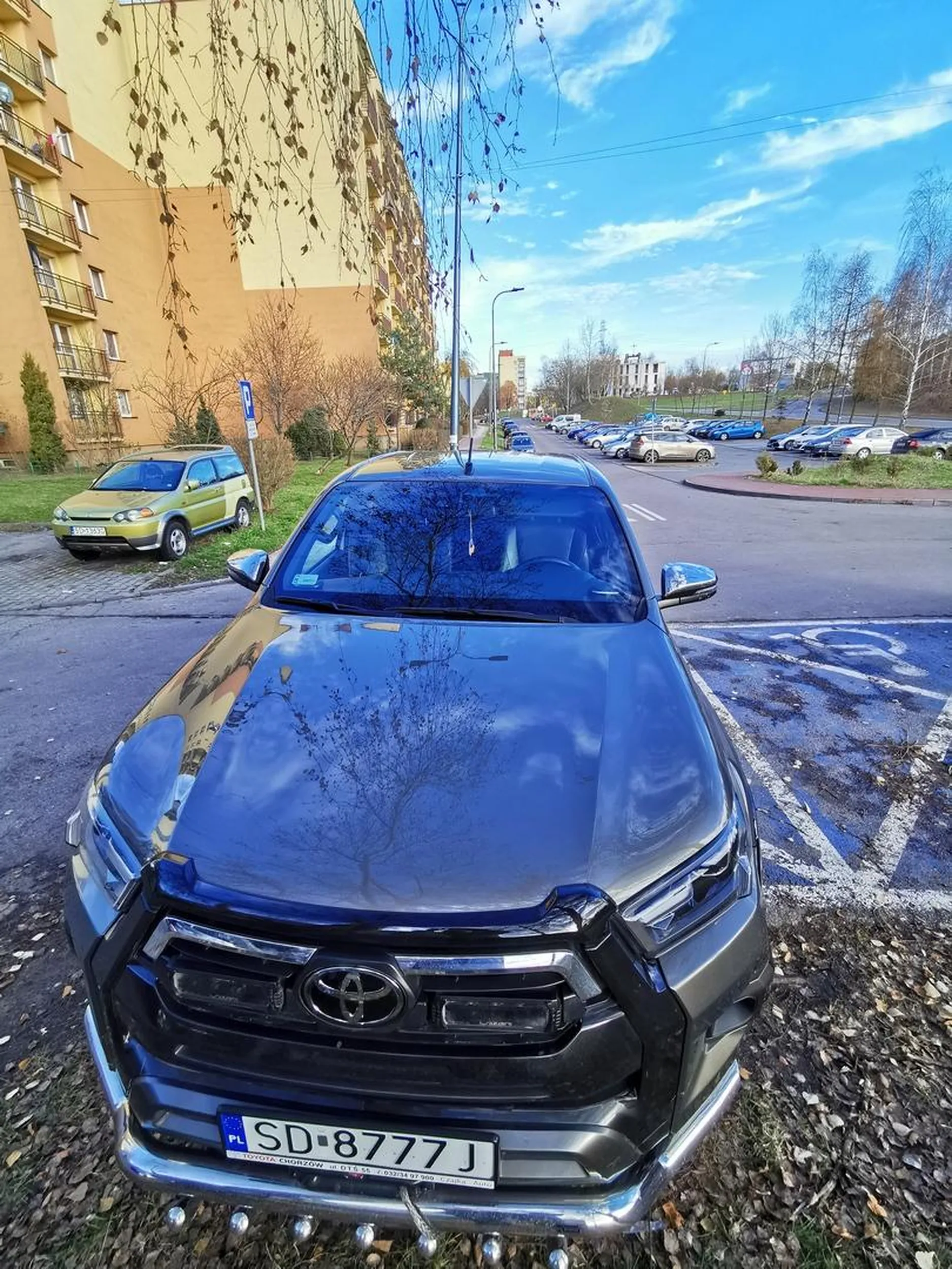 Miejsce dla osób niepełnosprawnych, a co mnie to obchodzi, ja muszę zaparkować!