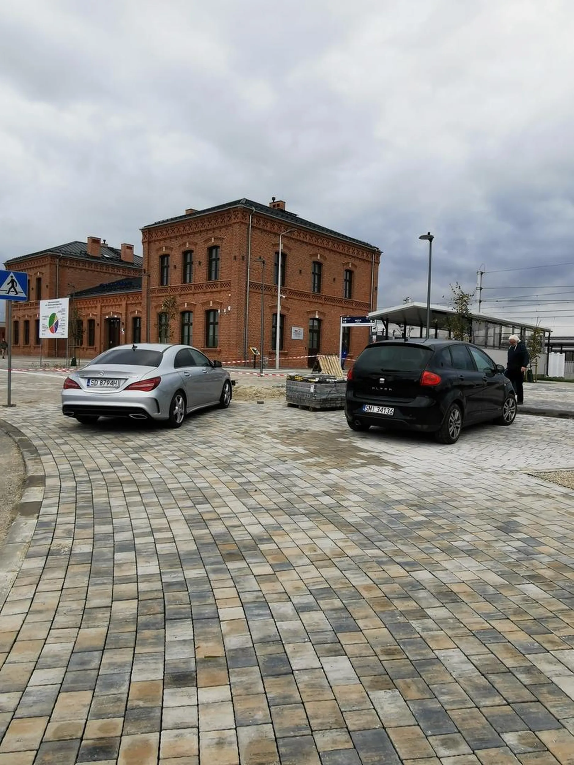 Najlepiej na chodniku! Parking jest dla plebsu, a nie dla mnie.