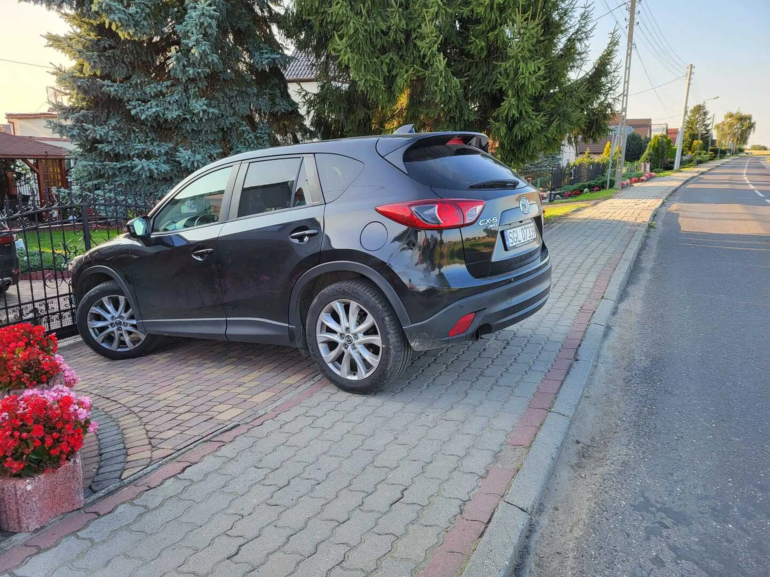 Nie pozdrawiam kierowcy samochodu o numerze rejestracyjnym SGL 07339, który zastawial cały chodnik przy ruchliwej drodze. W momencie gdy zwróciłam uwagę, że tak się nie parkuje i jakam przejść z wózkiem, zostałam wyzwana od "głupich dziwek", "kurew", postraszona psem i policja. Mam nadzieję że Straż Miejska zdążyła przyjechać zanim odjechałeś ?