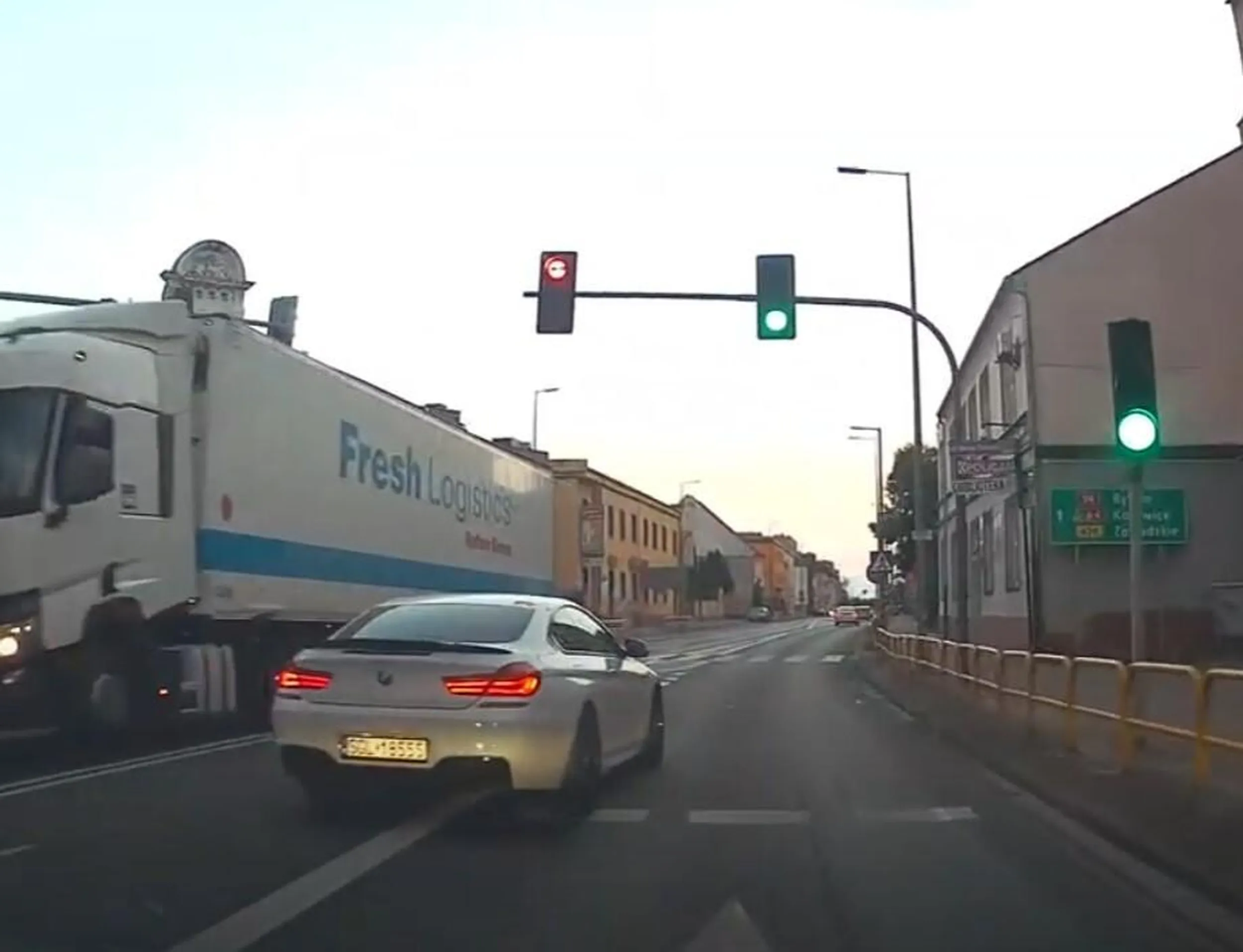 Kierowca BMW bardzo się spieszy. Z serii tych wyprzedzających byle gdzie, byle szybko, niekoniecznie legalnie, choć niewiele im to daje, bo po chwili dalej stoi przed nami. Kilka km dalej niż widać na zdjęciu (z niedozwolonym wyprzedzaniem) zatrzymali się z pasażerem na przystanku, żeby obsikać jego boczną ścianę. Dramat i dzicz.