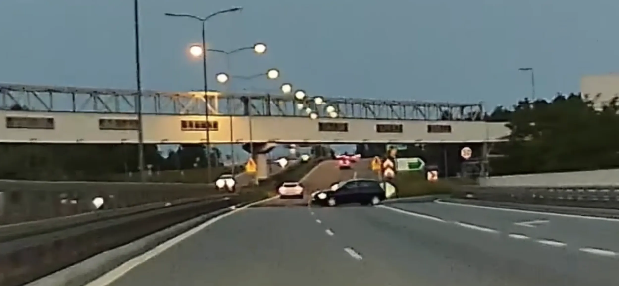 Pajac wjeżdża pod prąd pod nadjeżdżające samochody na DTŚce