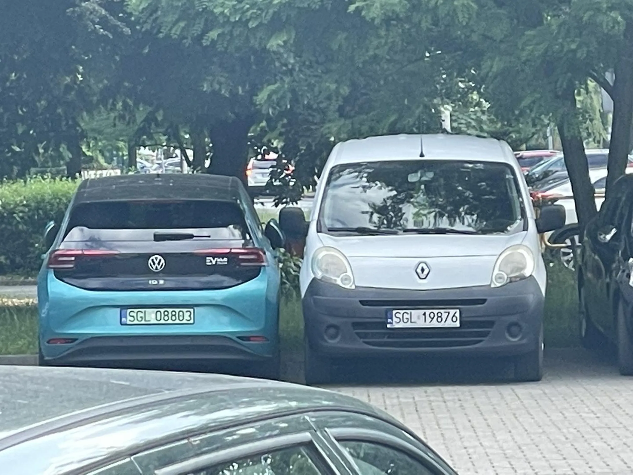 Agresywny patologiczny typek blokujący możliwość wejścia do auta/ wyjechania z parkingu, przez zastawianie auta. Wysyłający grośby karalne wobec mnie po upomnieniu za złe parkowanie. Sytuacja nagminna, koleś posiada kilka samochodów, mimo wszystko gule skaczą bo ktoś ma lepsze auto… porazka