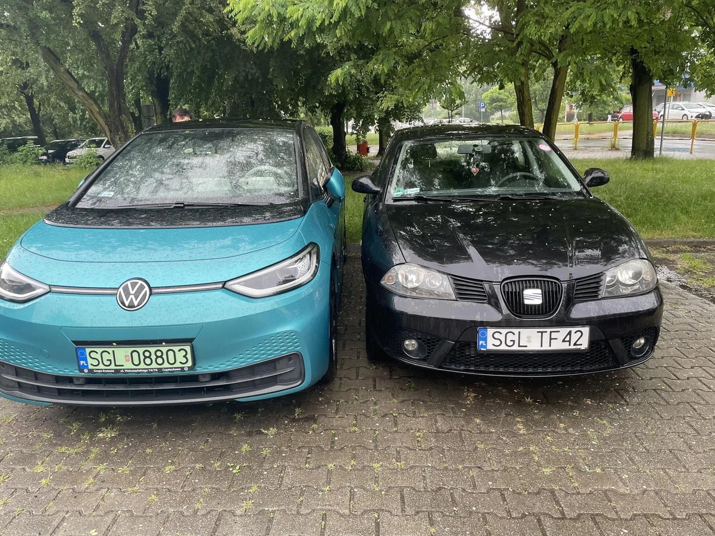 Agresywny patologiczny typek blokujący możliwość wejścia do auta/ wyjechania z parkingu, przez zastawianie auta. Wysyłający grośby karalne wobec mnie po upomnieniu za złe parkowanie. Sytuacja nagminna, koleś posiada kilka samochodów, mimo wszystko gule skaczą bo ktoś ma lepsze auto… porazka