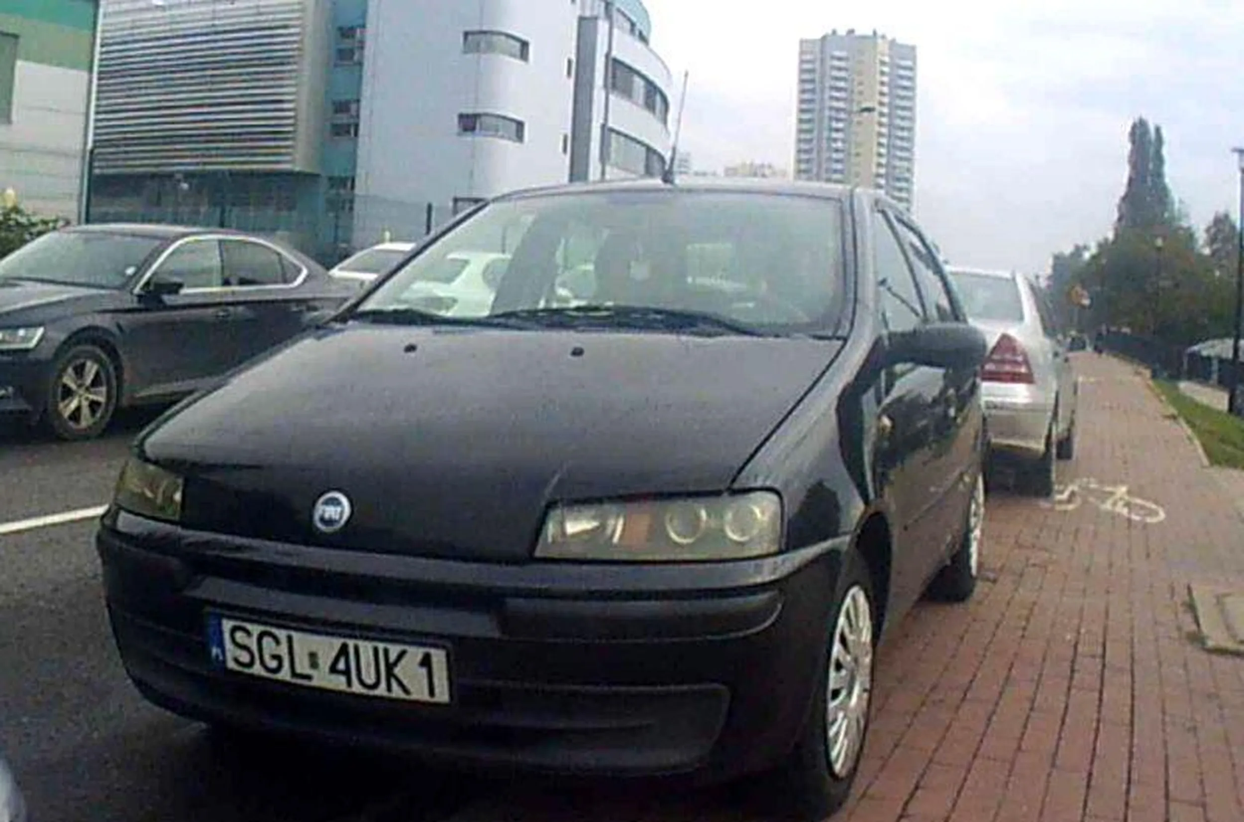 Patologia nie ma 5 zł na parking więc parkuje śmierdząca świnia na drodze dla rowerów