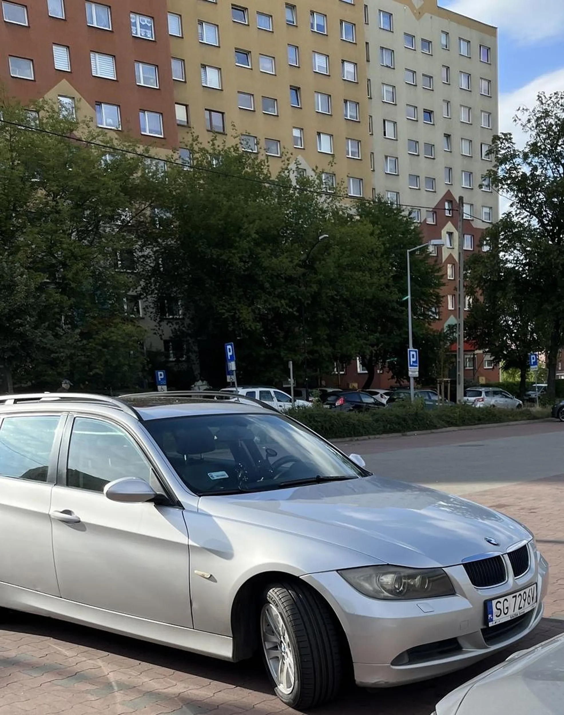 Parkingowy ham, wypycha auto w trakcie parkowania, zastawia wyjazd i kozaczy.