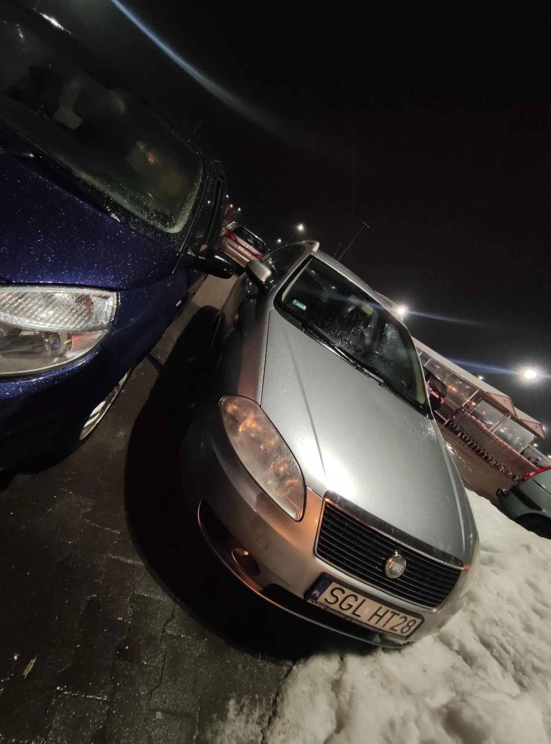 Czasami warto pomyśleć pod sklepem, że ktoś z auta obok chciałby do niego kiedyś wejść, inni by weszli zostawiając inny ślad niż karteczkę :p