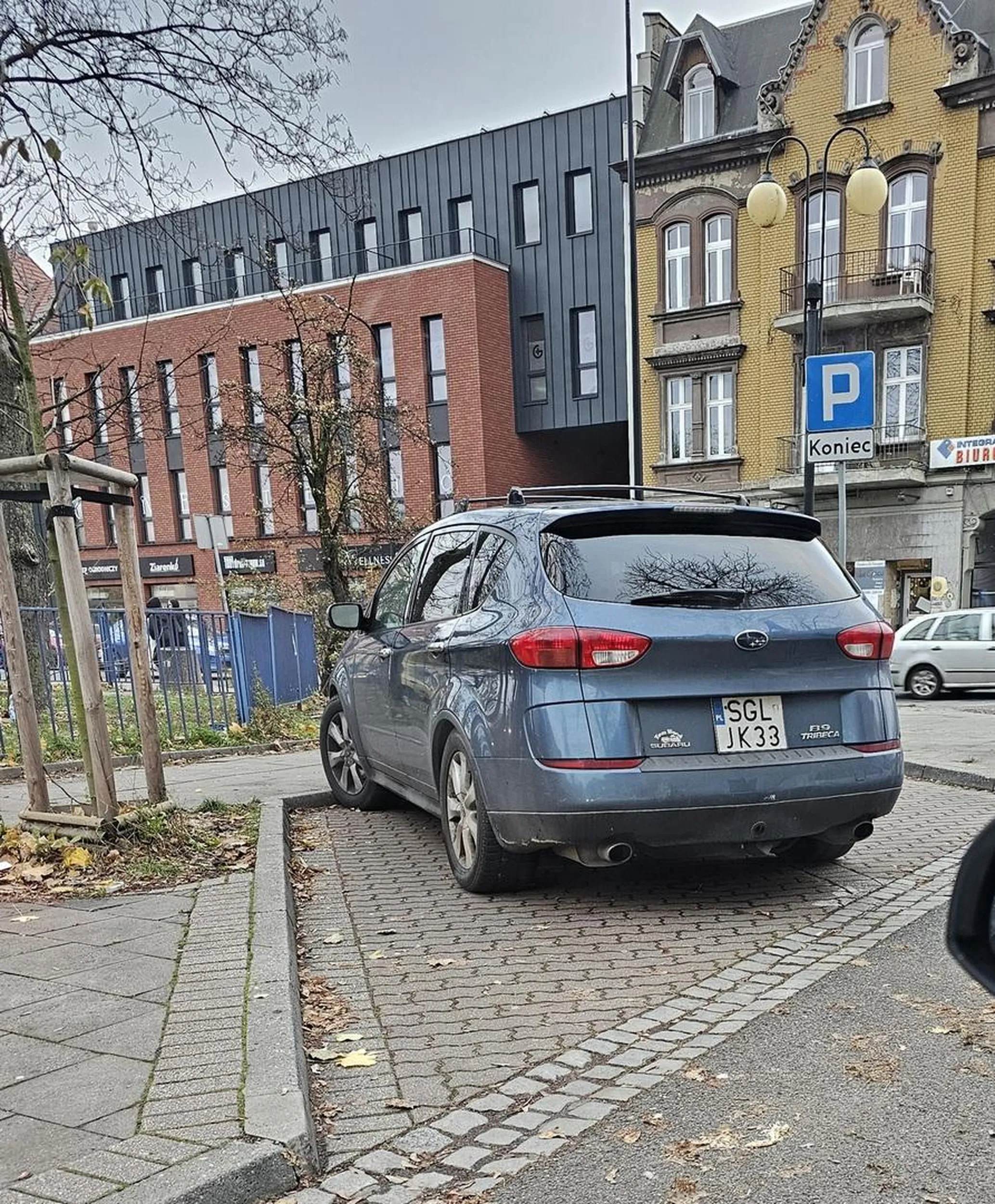 Pani powinna nauczyć się parkować (przy okazji przepisów ruchu drogowego) bo wykazała już parę razy brak znajomości