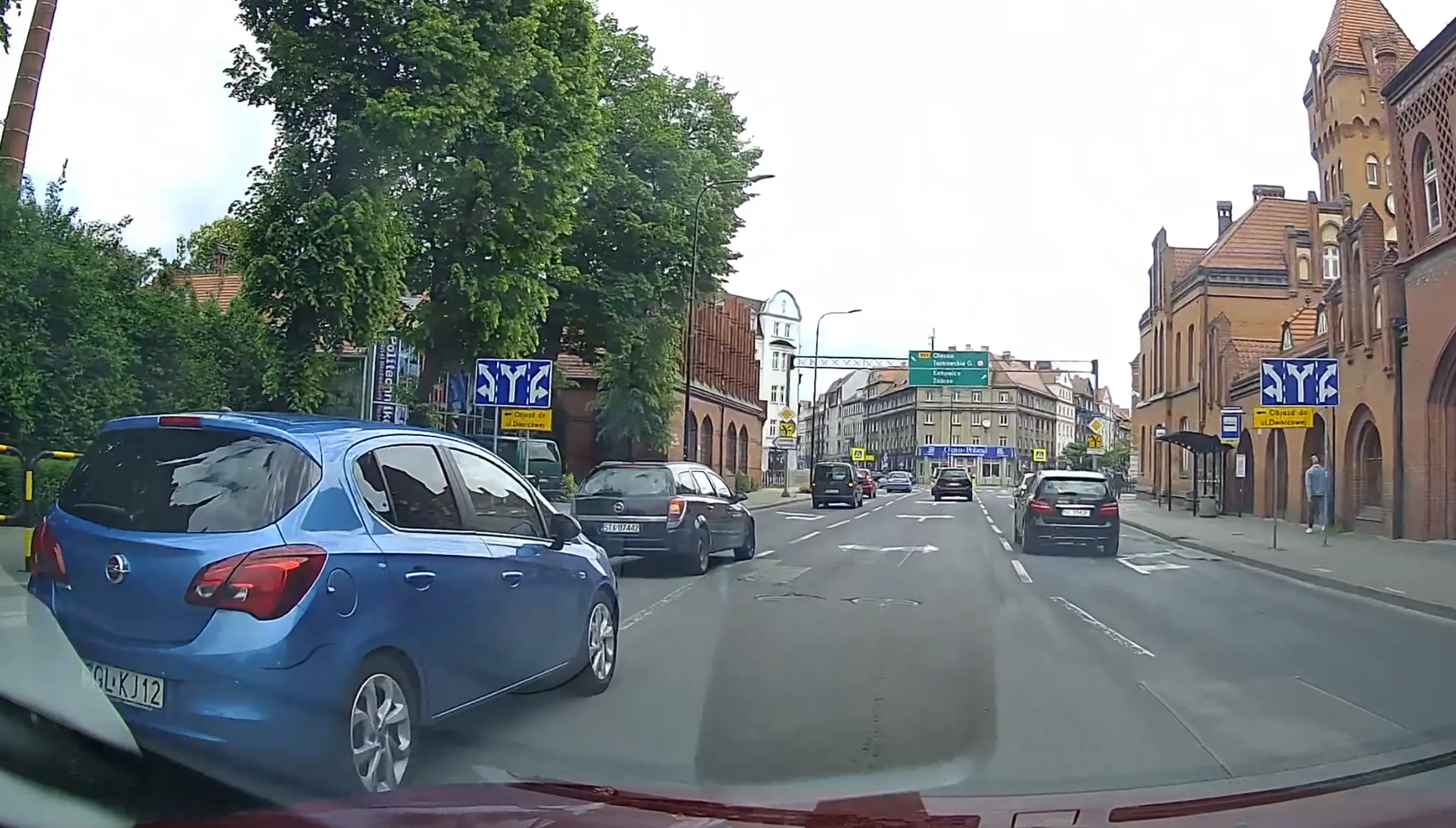 Kierowca zmienia pas bez kierunkowskazu i spycha prawidłowo jadący samochód.