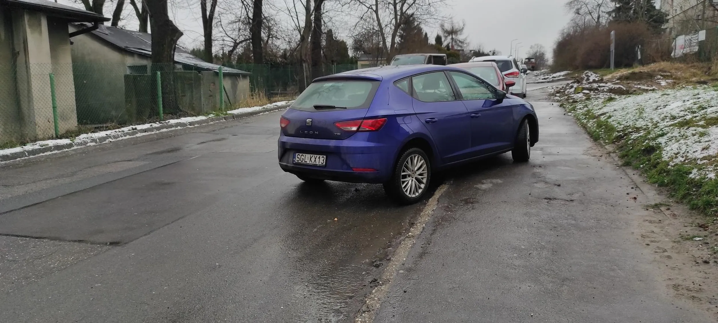 Tam wcale nie było ciasno, gdy ta tępa dzida się tam zatrzymała. Było dokładnie tyle miejsca ile widać na zdjęciu.