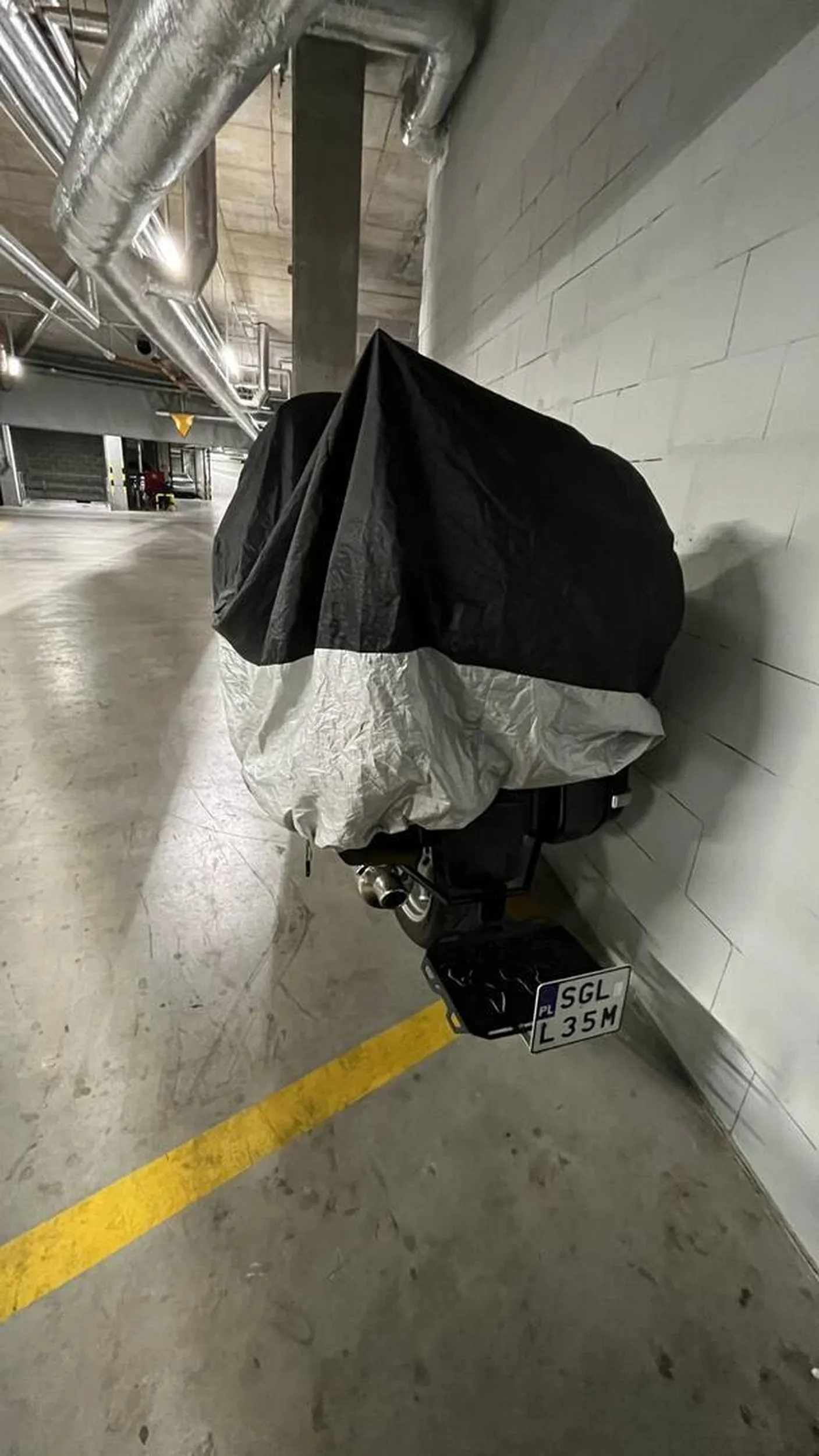 Niezły orangutan, przyoszczędził na miejscu parkinogwym i parkuje "na krzysia". Parkując w niedozwolonym miejscu utrudnia przejście do śmietnika.