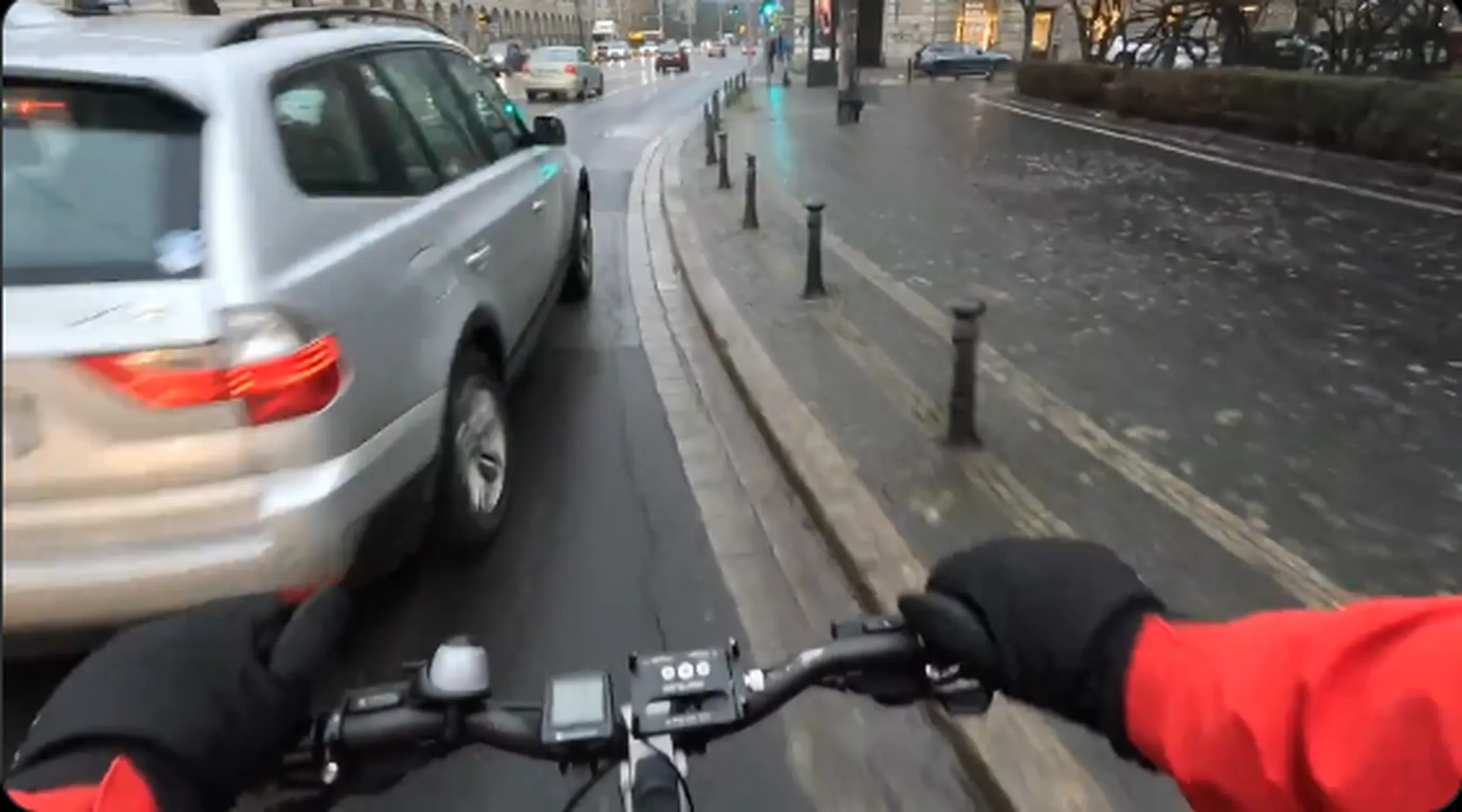 O włos od trafienia rowerzysty. Filmik: https://twitter.com/bandyci_drogowi/status/1737497972961599946