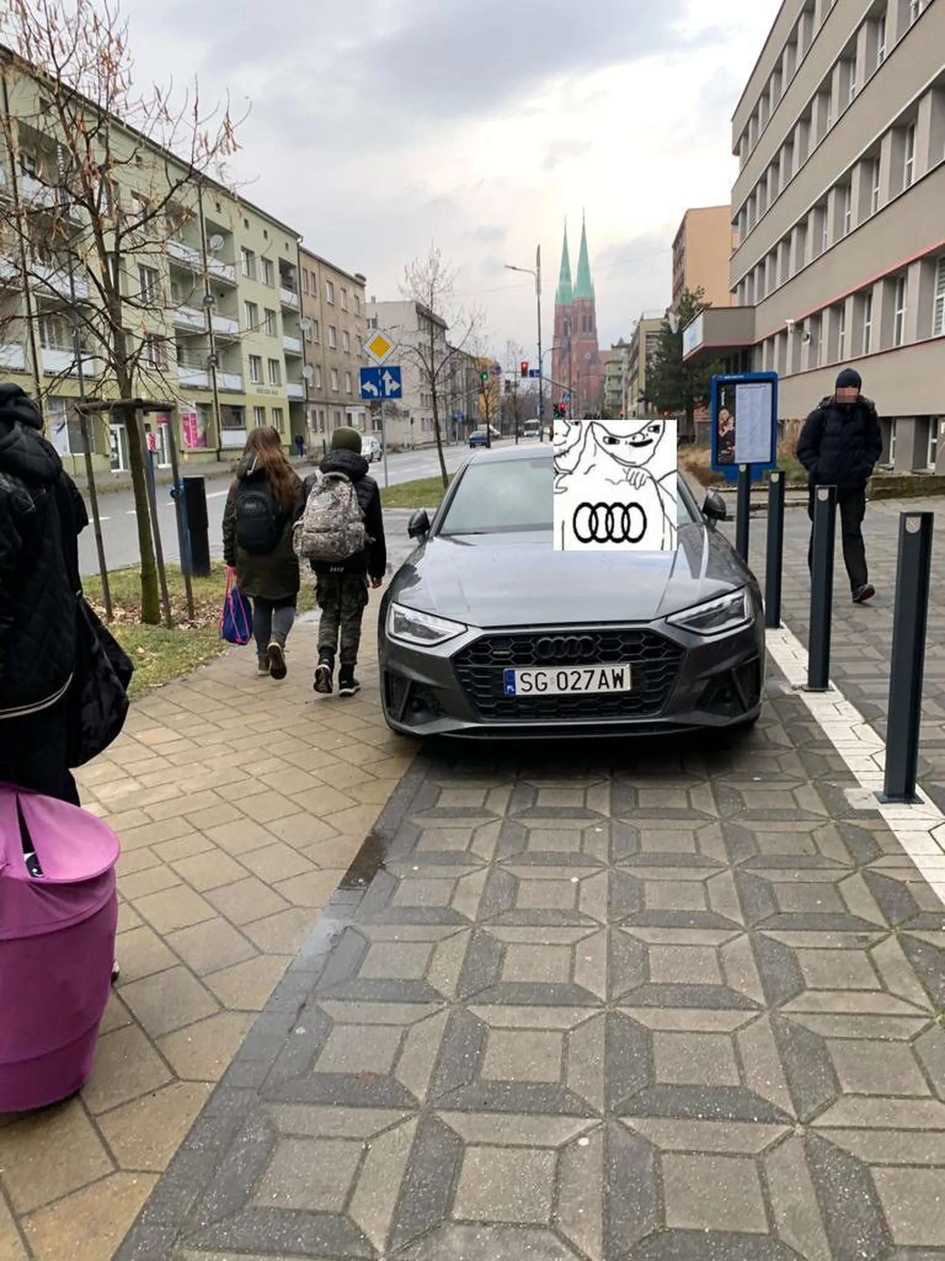 Parkowanie na chodniku, jazda po chodniku i ścieżce rowerowej spychając zderzakiem dzieci. Wszystko w centrum miasta, obok szkół. Teraz twoje wybryki będą regularnie dokumentowane i trafią na policję.
