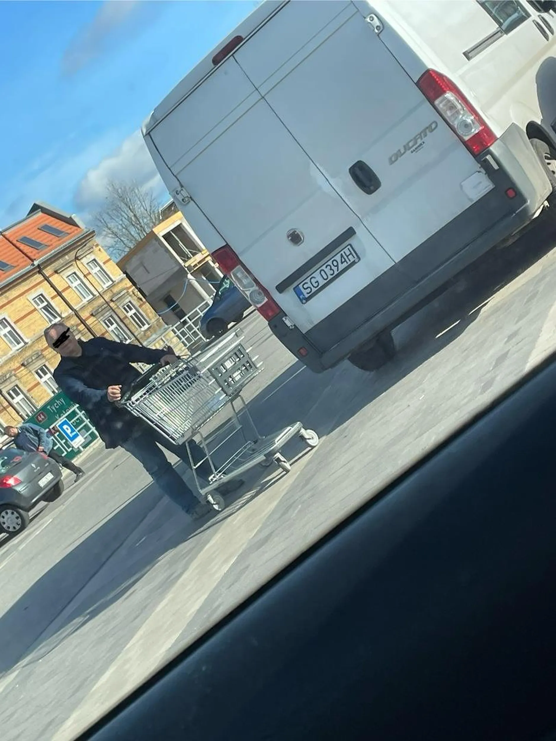 Gość stoi z otwartymi drzwiami na oścież i wózkiem sklepowym przy nich blokując miejsce parkingowe, w momencie zwrócenia uwagi podszedł otworzył drzwi od kierowcy i zaczął się rzucać i wygrażać pobiciem.
