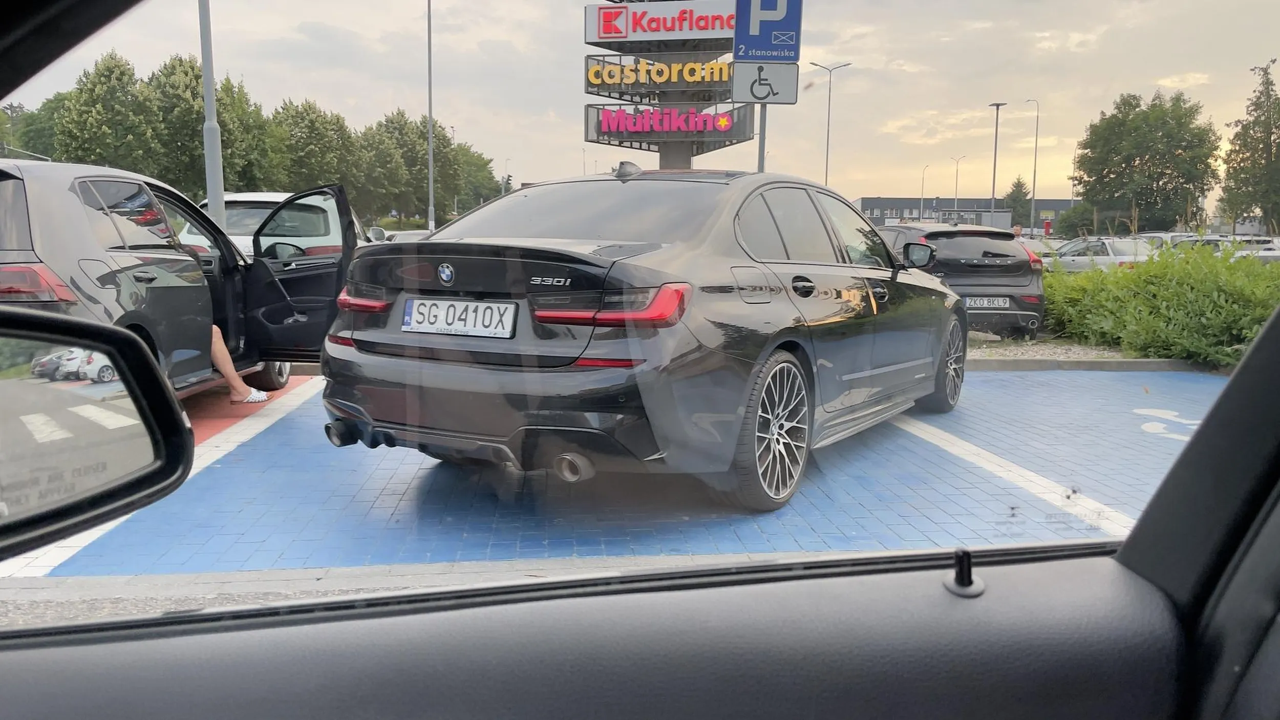 Brudna pała nie umie parkować