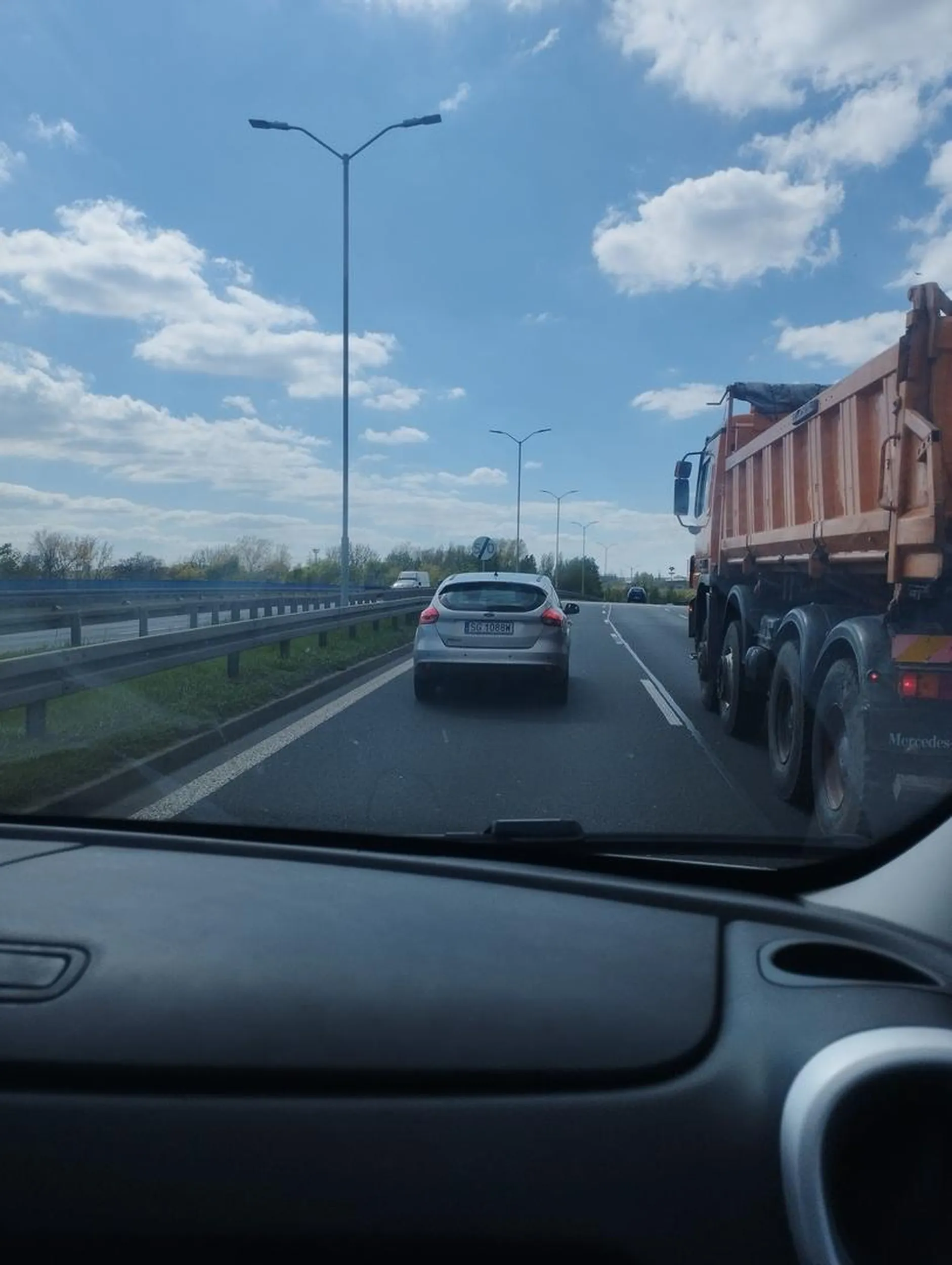 Bita pała i nic więcej, zajeżdża drogę i hamuje przed maską, wyjdź kiedyś rycerzu z tego auta to inaczej pogadamy :D