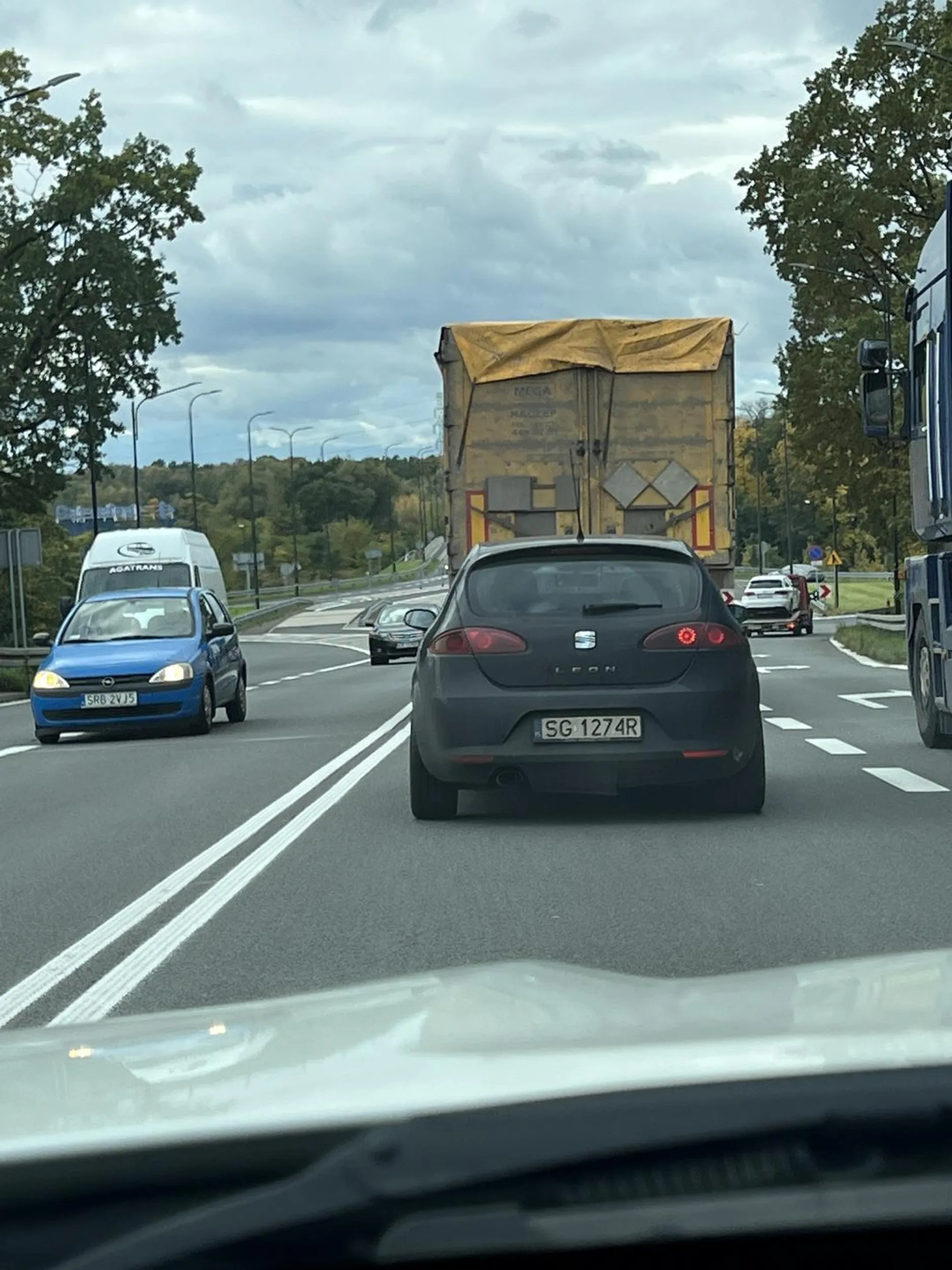 Chamsko omija korek pasem do skrętu w prawo a na koniec wciska się na chama miedzy dwa auta - ten odstep dziunia był po to, żeby zachować bezpieczną odległość a nie żebyś się tam wciskała!!!