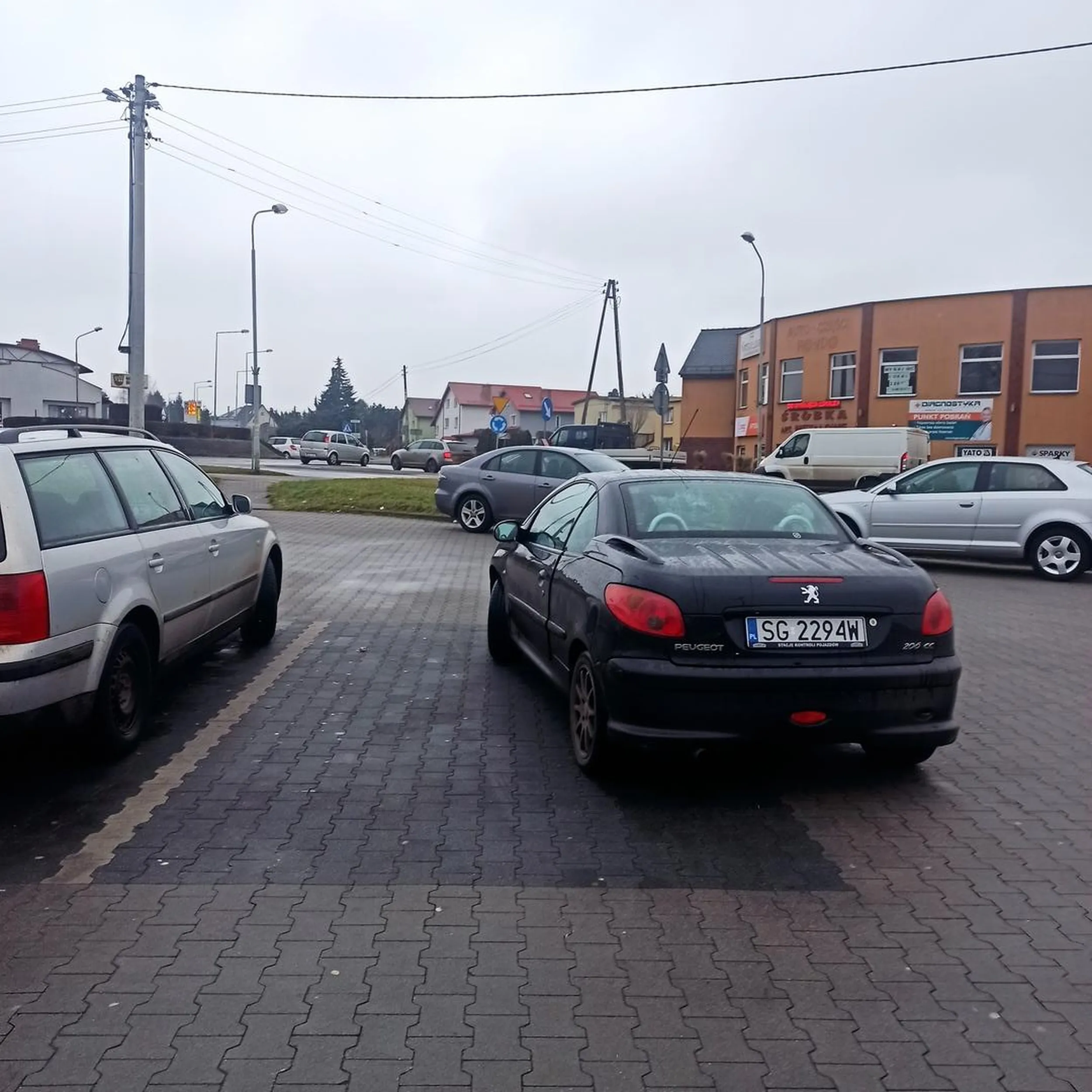 Młody kierowca ma gdzieś zasady parkowania :)