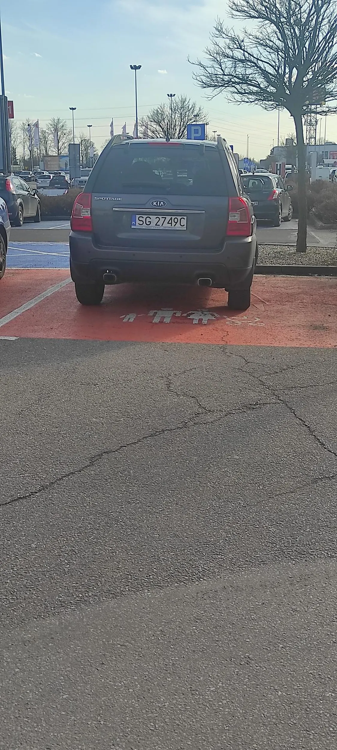 Staje na miejscach przeznaczonych dla rodziców z dziećmi. Wysiada z auta sam i udaje cymbała.