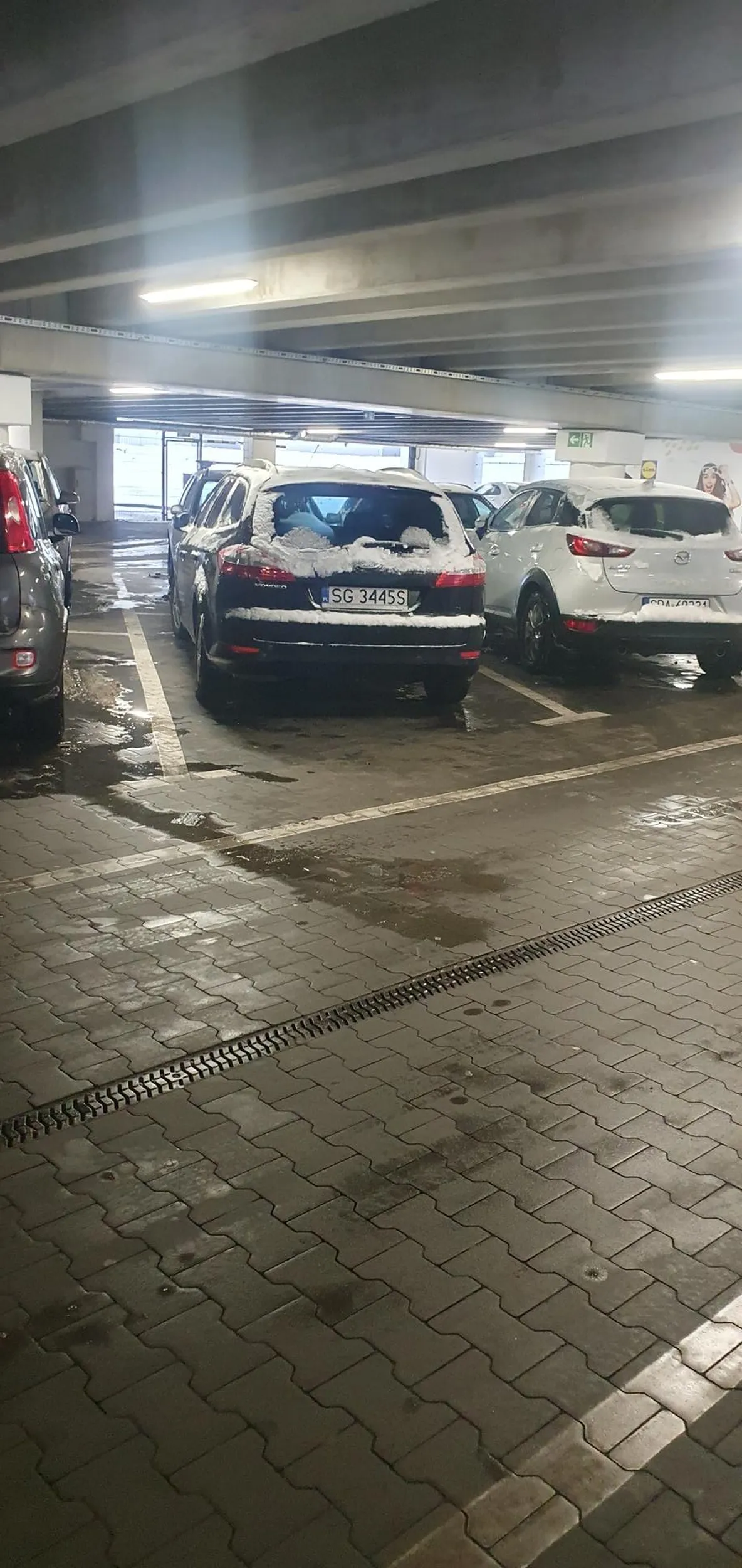 Mistrz wymuszania pierwszeństwa na śliskiej drodze i jeszcze pretensje że jechałem i pozwoliłem sobie zwrócić mu uwagę. Uwaga na niego bo jest wyjątkowo bezczelny !