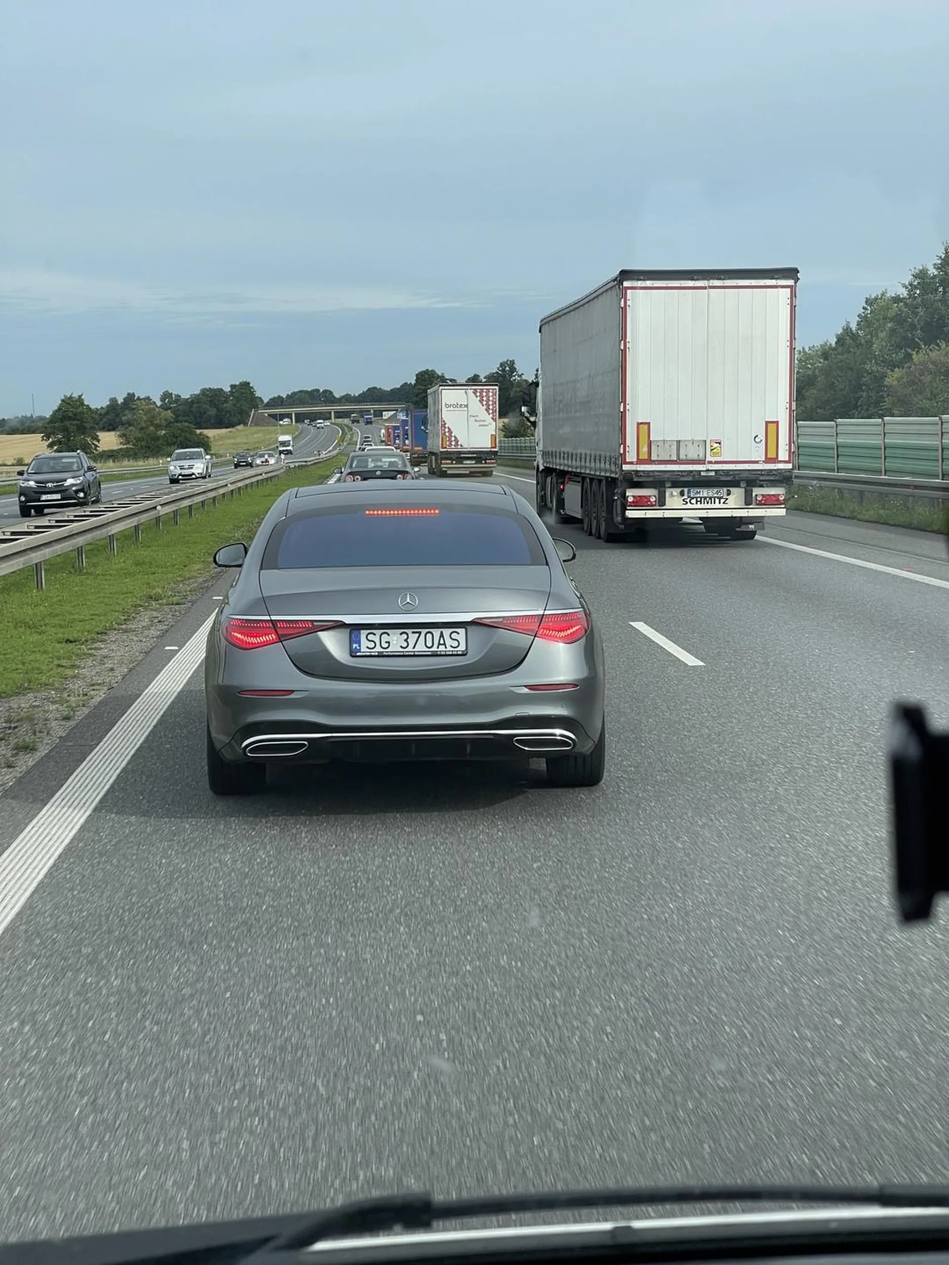 Pan w źle dopasowanym korpogajerku uwielbia zajeżdżać drogę i wyhamowywać swoim rydzykowozem