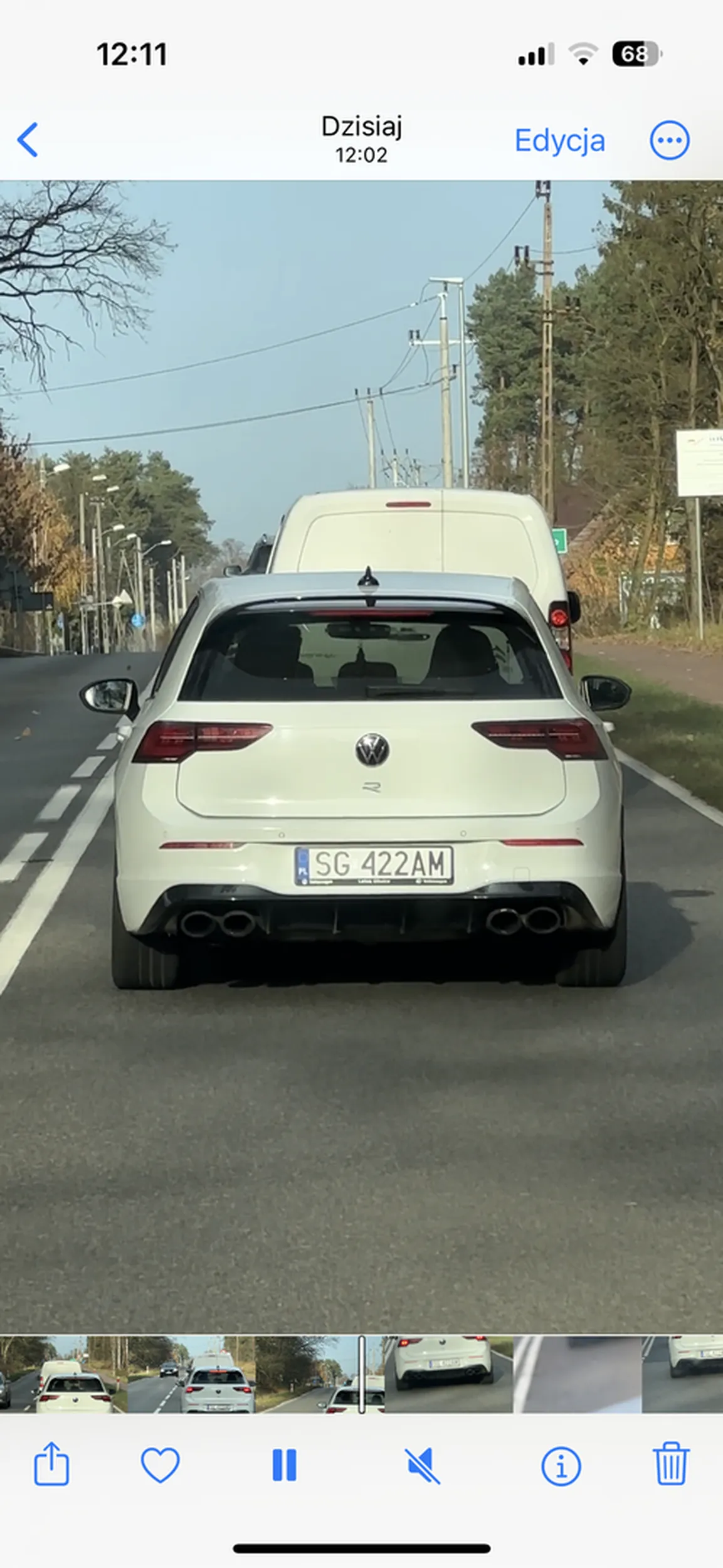 Niestety nie udało mi się nagrać, wyciągnąłem telefon dopiero po jego popisach. Wyprzedzanie na podwójnej ciągłej sznura samochodow, również na przejściu dla pieszych 2 krotnie, conajmniej 90 w zabudowanym. młody gówniarz któremu powinno zabrać się lejce zanim kogoś zabije