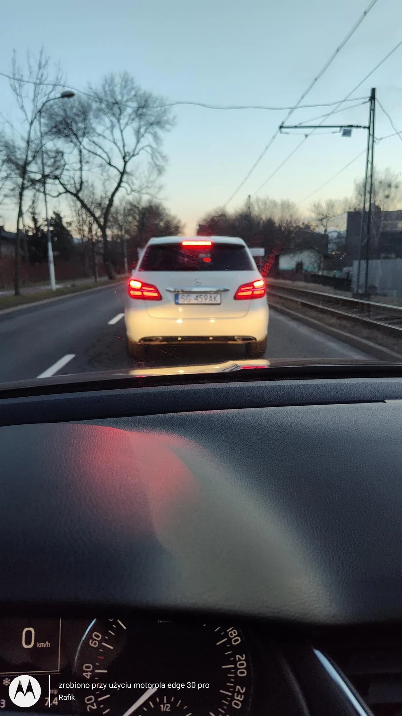 Nie patrzy na nic, wpierdziela się prosto pod maskę samochodu.