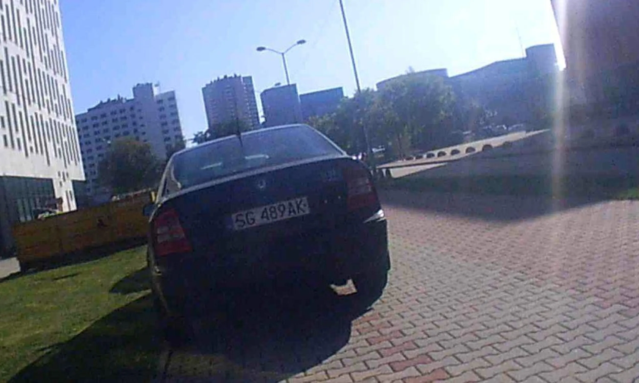 Patologia parkująca całymi dniami na chodniku w centrum Katowic na ul. Chełkowskiego