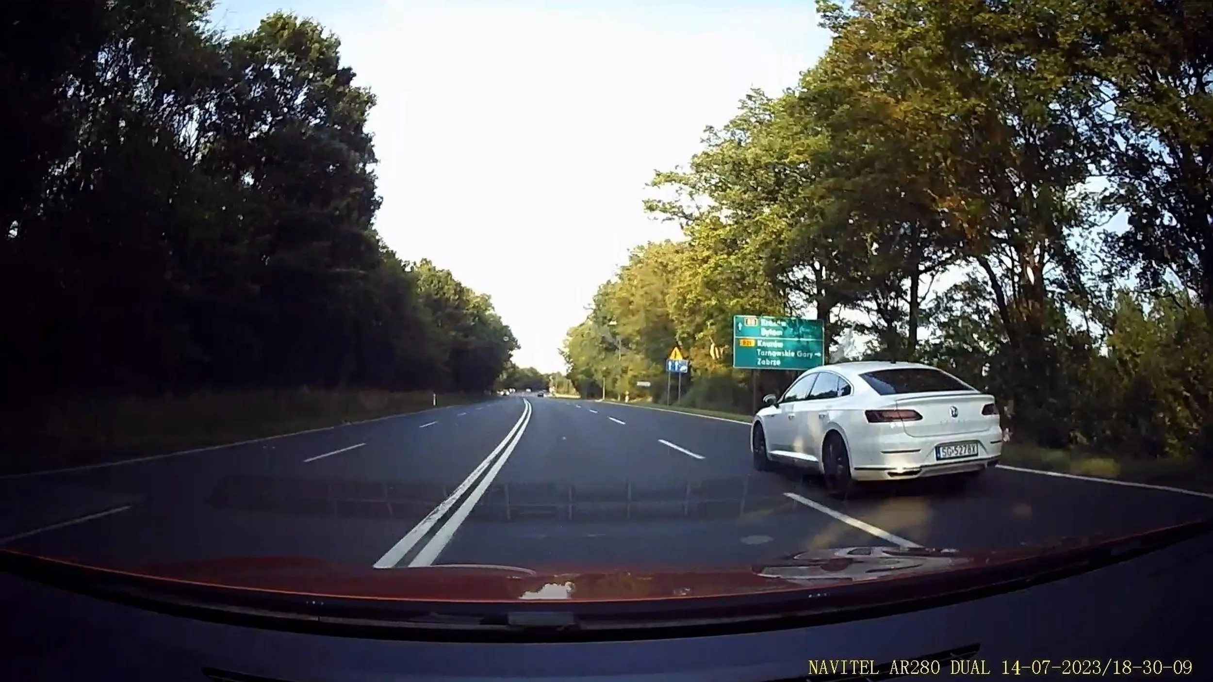 Kretyn podczas wyprzedzania przyśpiesza