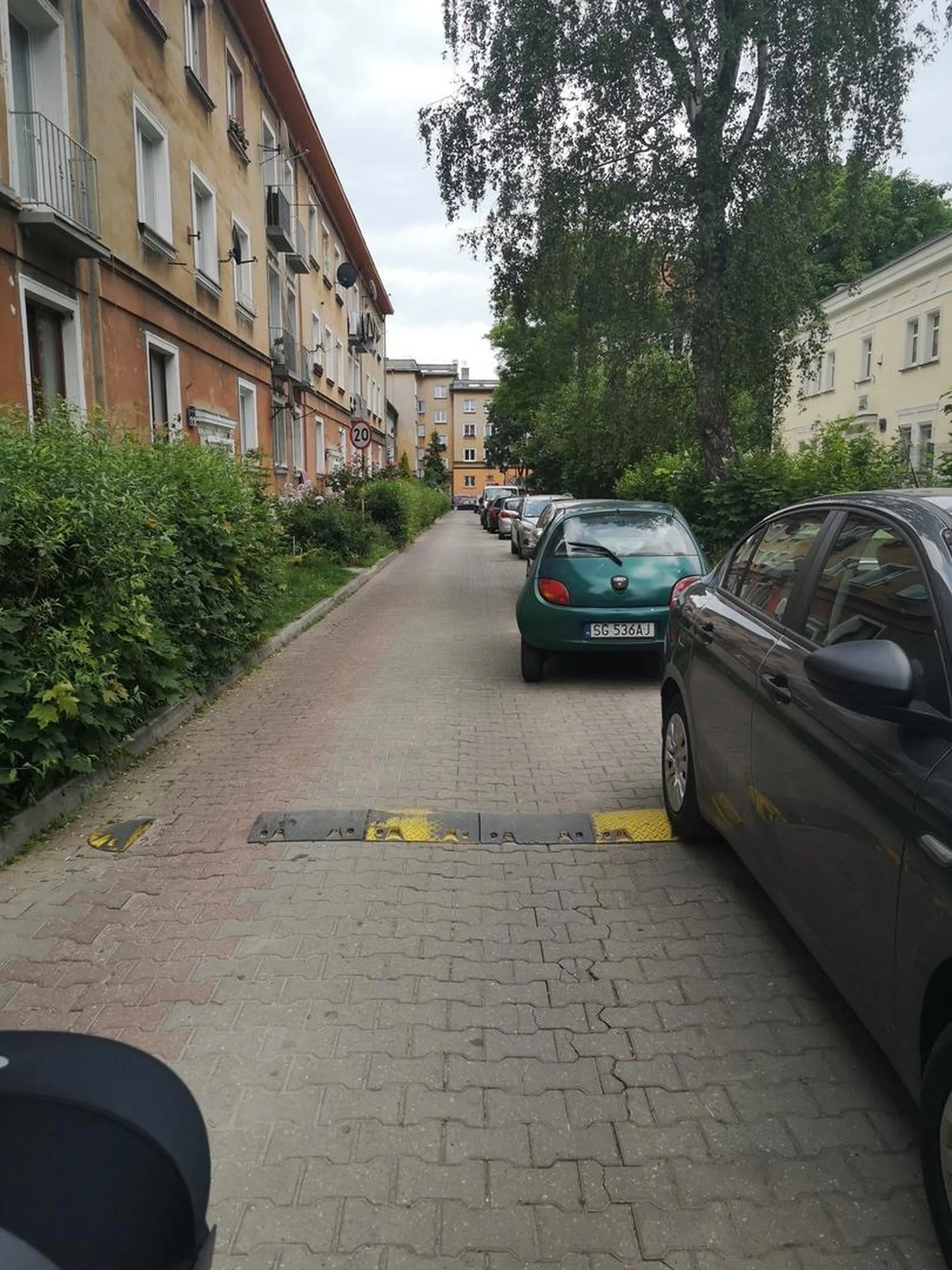 Znowu gamoń pół metra od krawężnika. Mini auto a miejsce dla kombika i jeszcze nie potrafi się schować