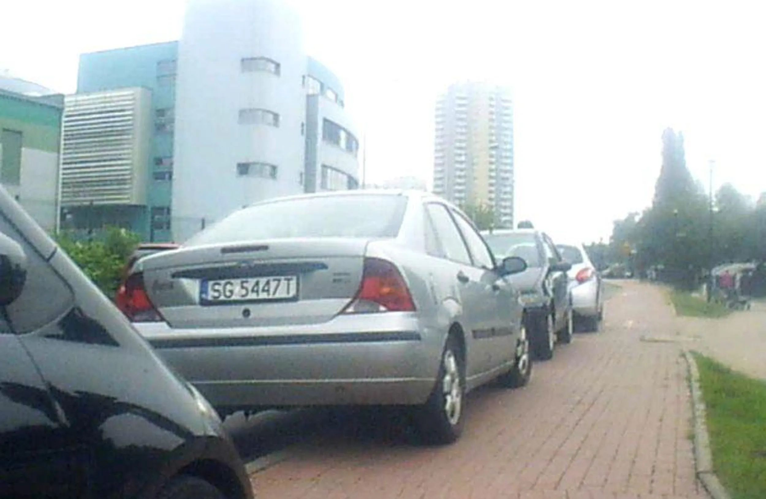 Tak cuchnąca patologia parkuje auto na drodze dla rowerów. Świnia na parking 5 zł nie ma, ale za darmo pakuje chętnie na drodze.