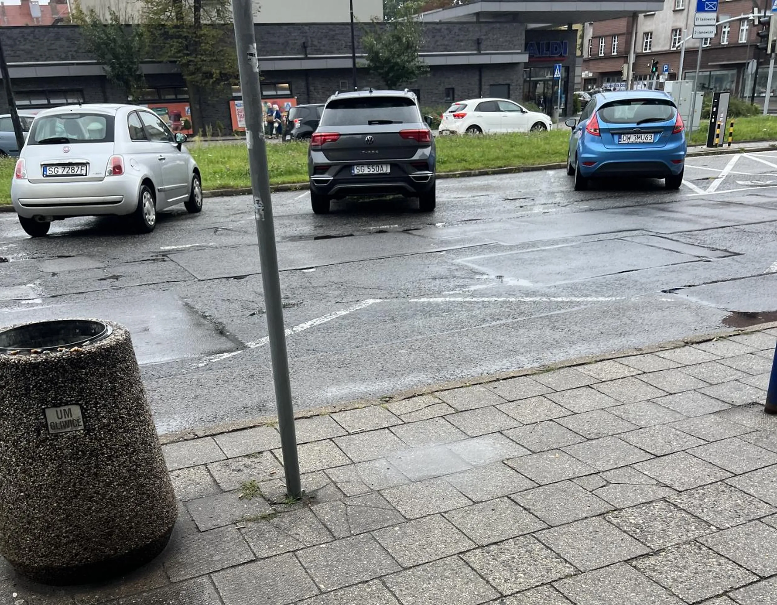 Problemy ze wzrokiem i myśleniem. Staje na dwóch miejscach.