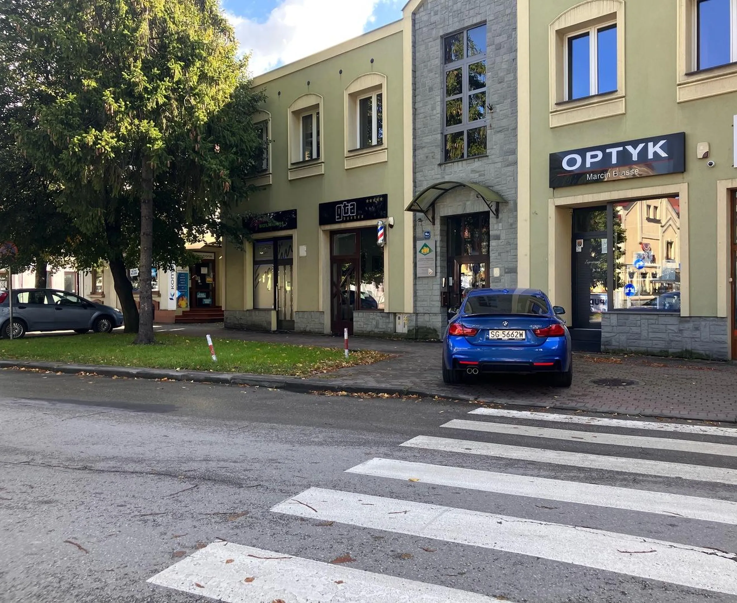 Mistrz parkowania! Zaparkował na najbardziej ruchliwym przejściu dla pierwszych w mieście. Jest to przejście pomiędzy parkiem a kościołem. Była niedziela, więc ruch był jeszcze bardziej wzmożony niż zwykle.