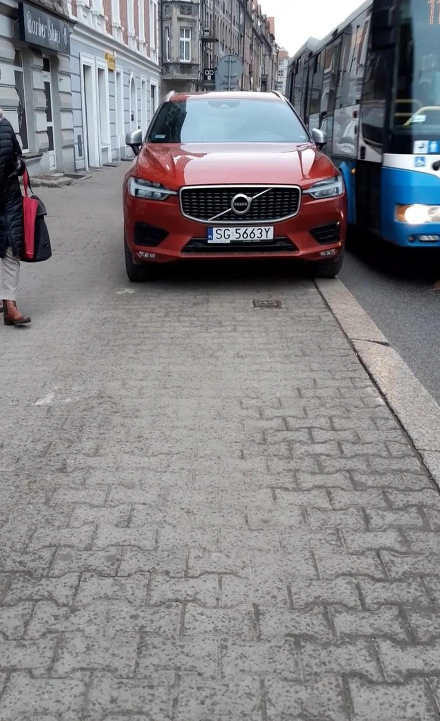 Kierowca zaparkował na przystanku autobusowym uniemożliwiając pasażerom swobodne wejście i wyjście z autobusu.