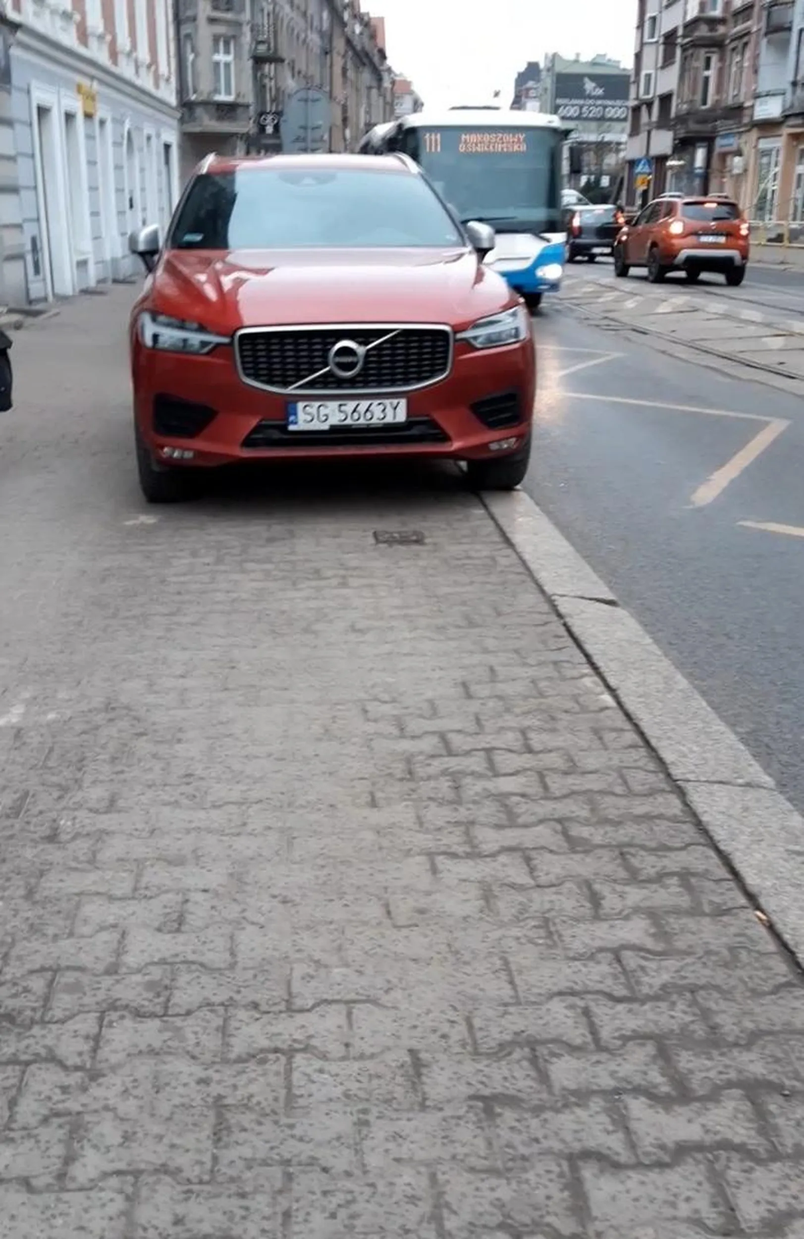 Kierowca zaparkował na przystanku autobusowym uniemożliwiając pasażerom swobodne wejście i wyjście z autobusu.