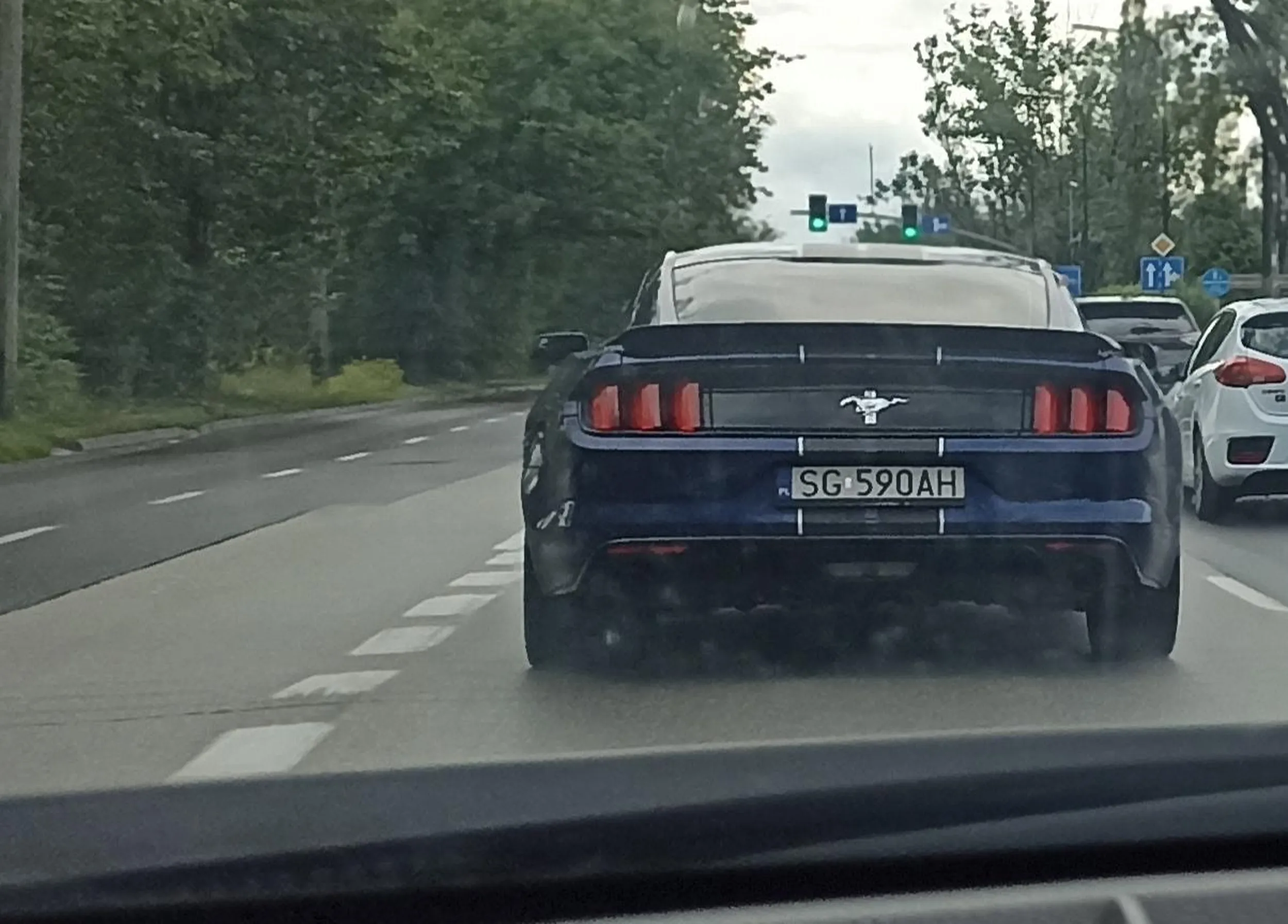 Co za idiotą ...blokuje lewy pas ta szkapa która jeszcze nie jedzie tylko hałasuje jakby świnia pod koło wpadła .... pełen lans szkapowozem