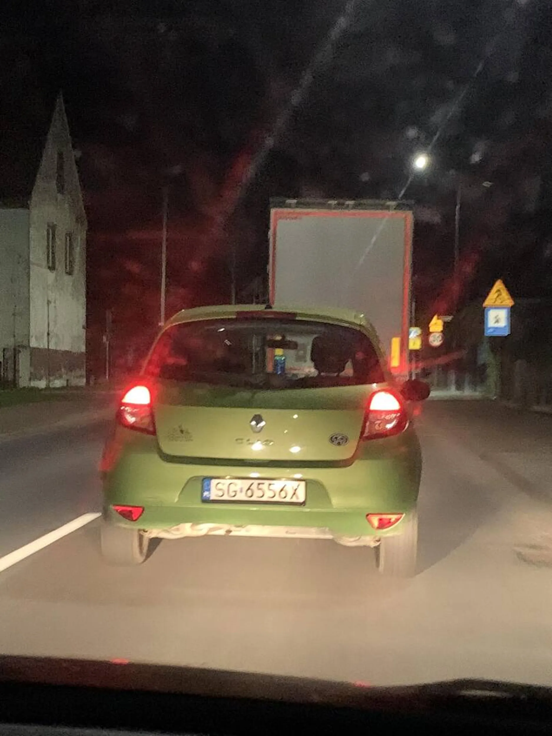 Pozdrawiam kierowcę z zielonego Clio. Jak widzisz że wrzucam kierunkowskaz za tobą to mnie szmaciarzu wpuść a nie zjeżdżasz mi na lewy i hamujesz pomimo tego że nikt z naprzeciwka nie jechał.